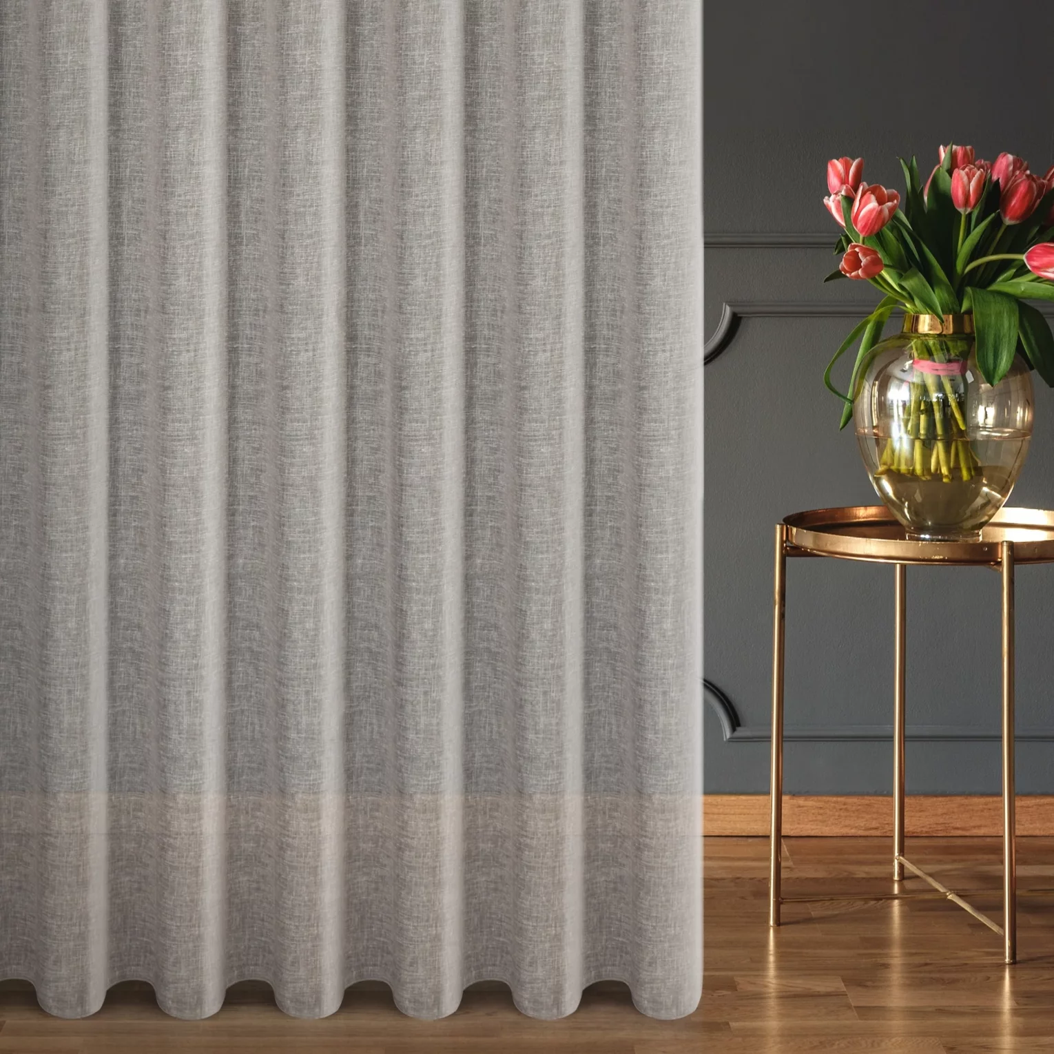 Firana szyta na taśmie fala jasnoszara z delikatnej w dotyku etaminy w stylu eko z efektem kreszowania, wykończona obciążnikiem