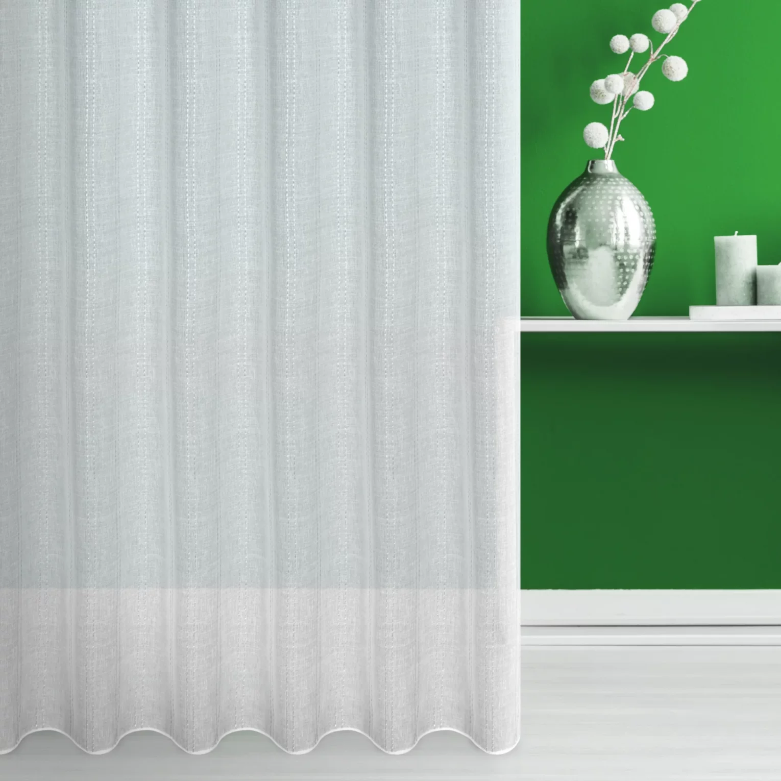 Firana szyta na taśmie fala naturalno popielata z matowej tkaniny, przetykana delikatną połyskującą nicią, wykończona obciążnikiem