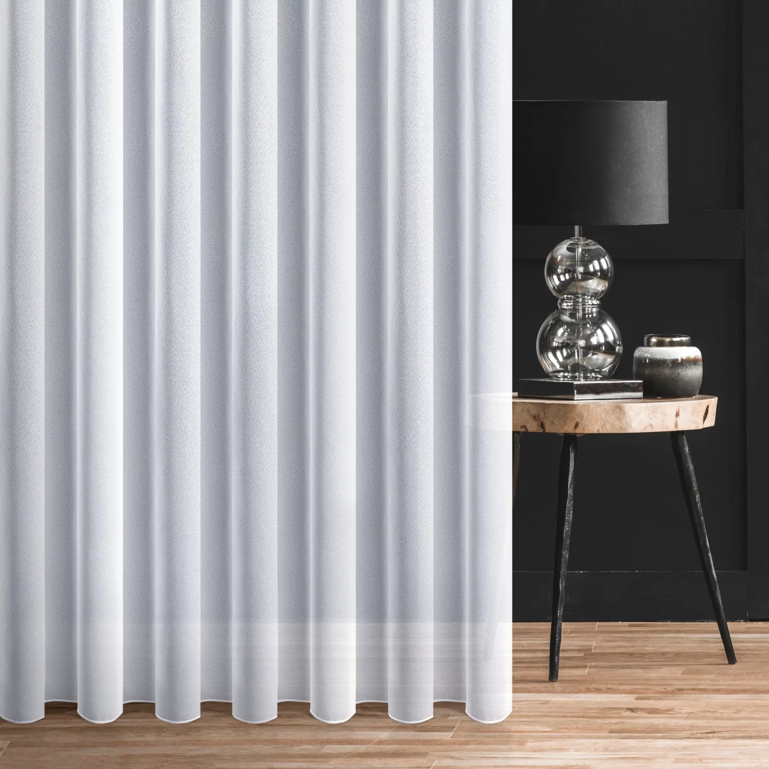 Firana szyta na tunelu biała z gładkiej markizety o gęstym splocie i subtelnym połysku wykończona obciążnikiem