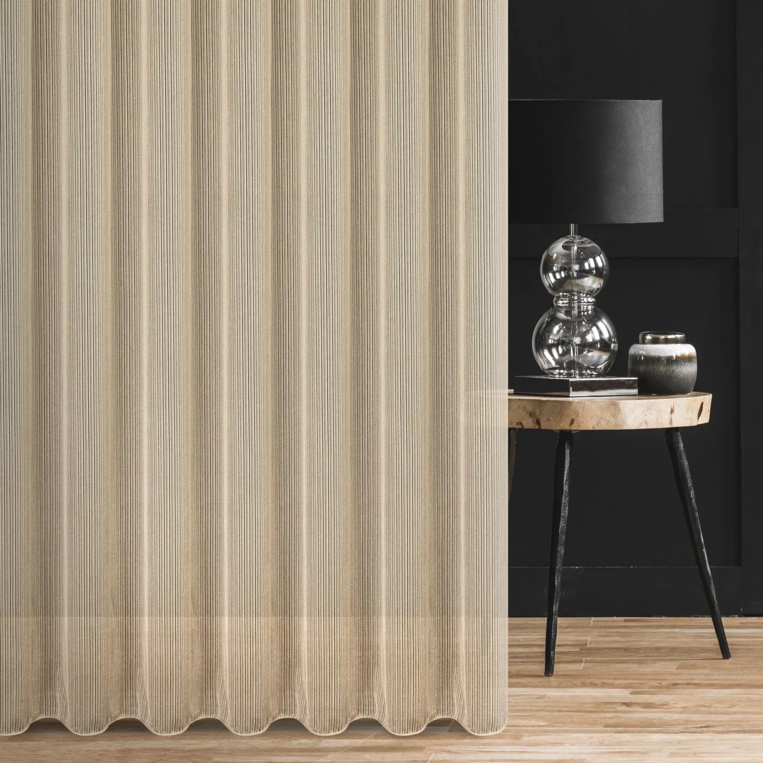 Firana szyta na tunelu ciemnokremowa z drobnej siatki w pionowe prążki, wykończona obciążnikiem