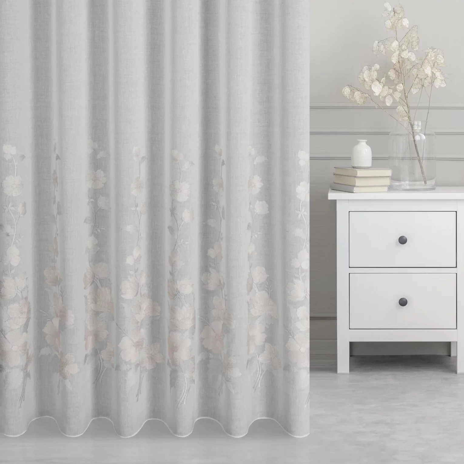 Firana szyta na tunelu naturalno pudrowo różowa z matowej etaminy o naturalnym wyglądzie, zdobiona haftem kwiatowym, wykończona obciążnikiem