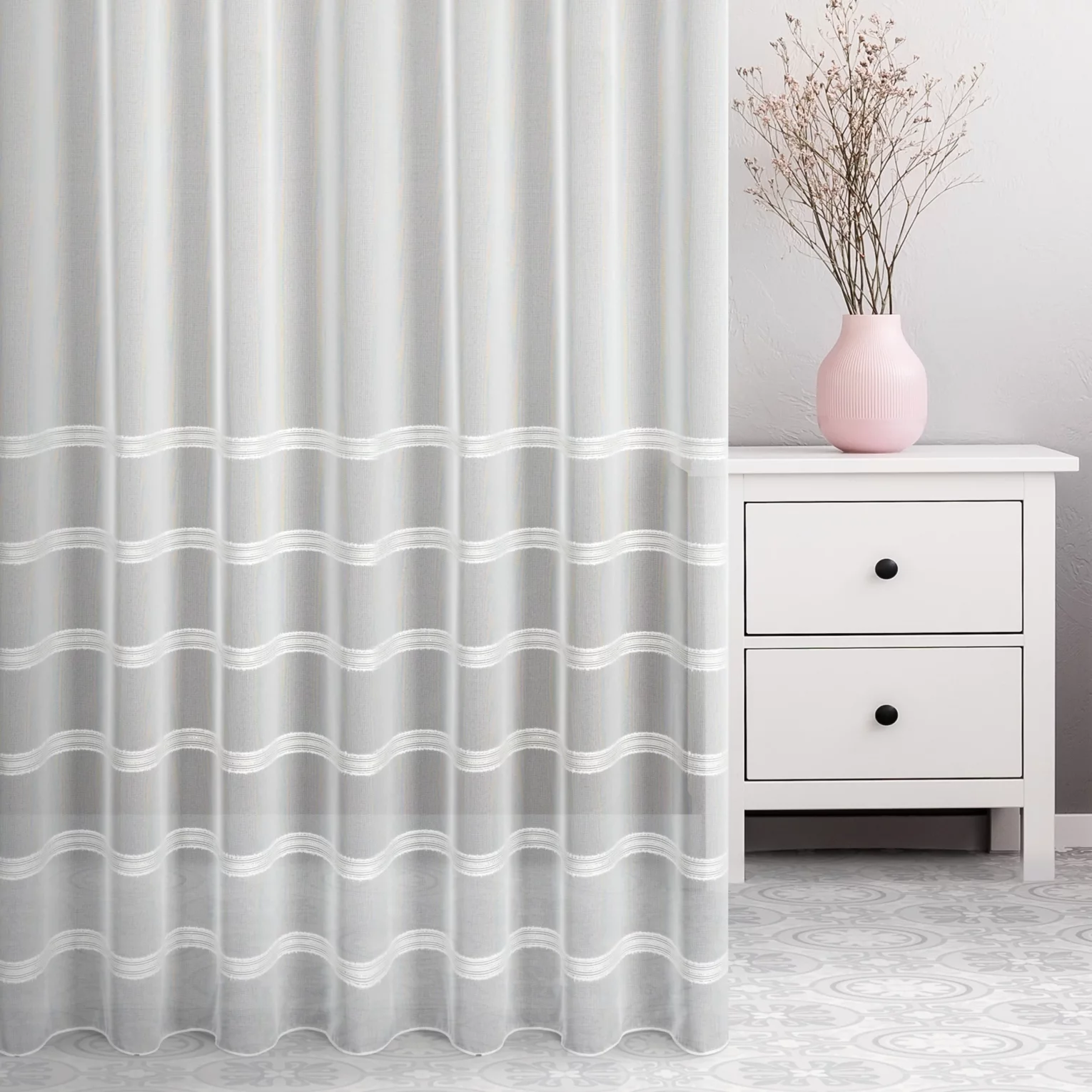 Firana szyta na tunelu naturalno złota z delikatnej tkaniny zdobionej pasami lurex, wykończona obciążnikiem
