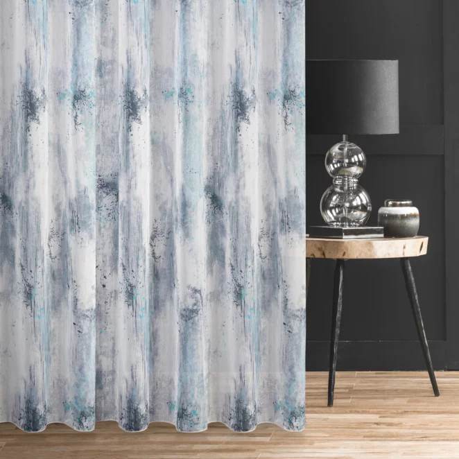 Firana szyta na tunelu srebrno niebieska z delikatnej batystowej tkaniny z nadrukowanym nieregularnym wzorem, wykończona obciążnikiem