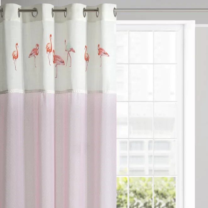 Zasłona jasnoróżowo, biała zdobiona nadrukiem flamingów i koronką 140x250 cm przelotka - FLAMINGO