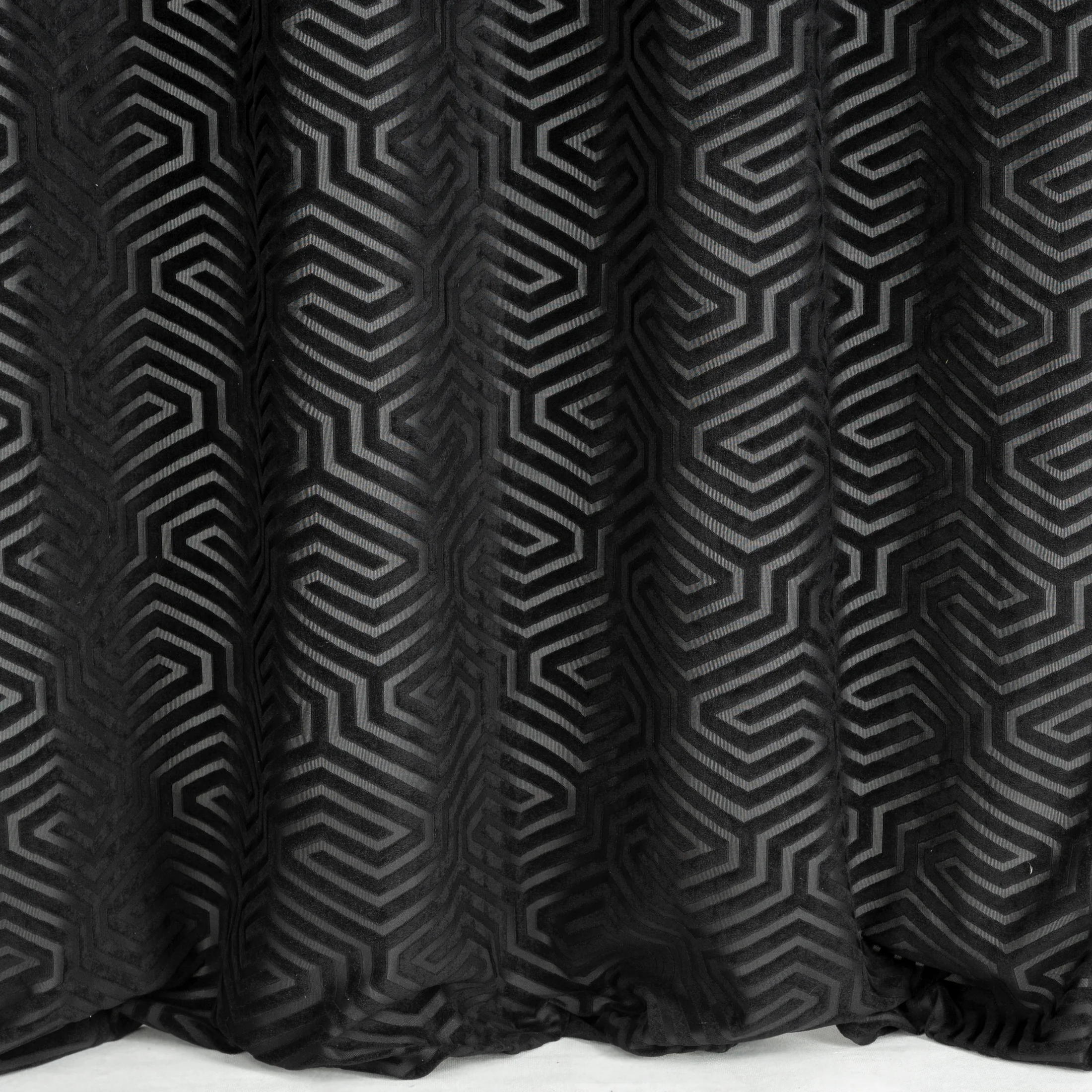 Zasłona welwetowa czarna we wzór geometryczny 140x250 przelotka - INGA - Pierre Cardin