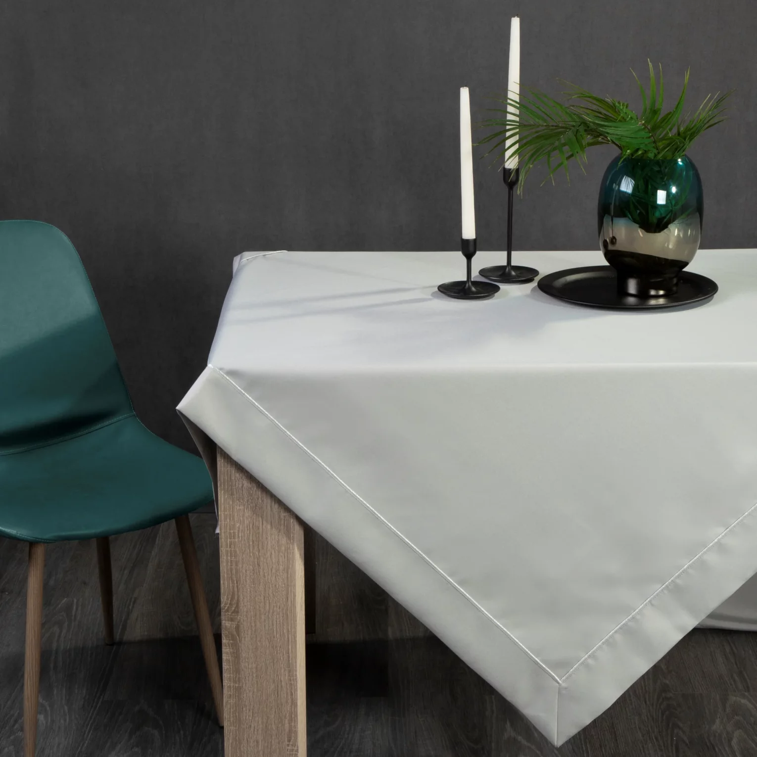 Obrus jasnoszary 145x400 cm KARIN z ozdobną listwą oraz delikatną wypustką w eleganckim opakowaniu