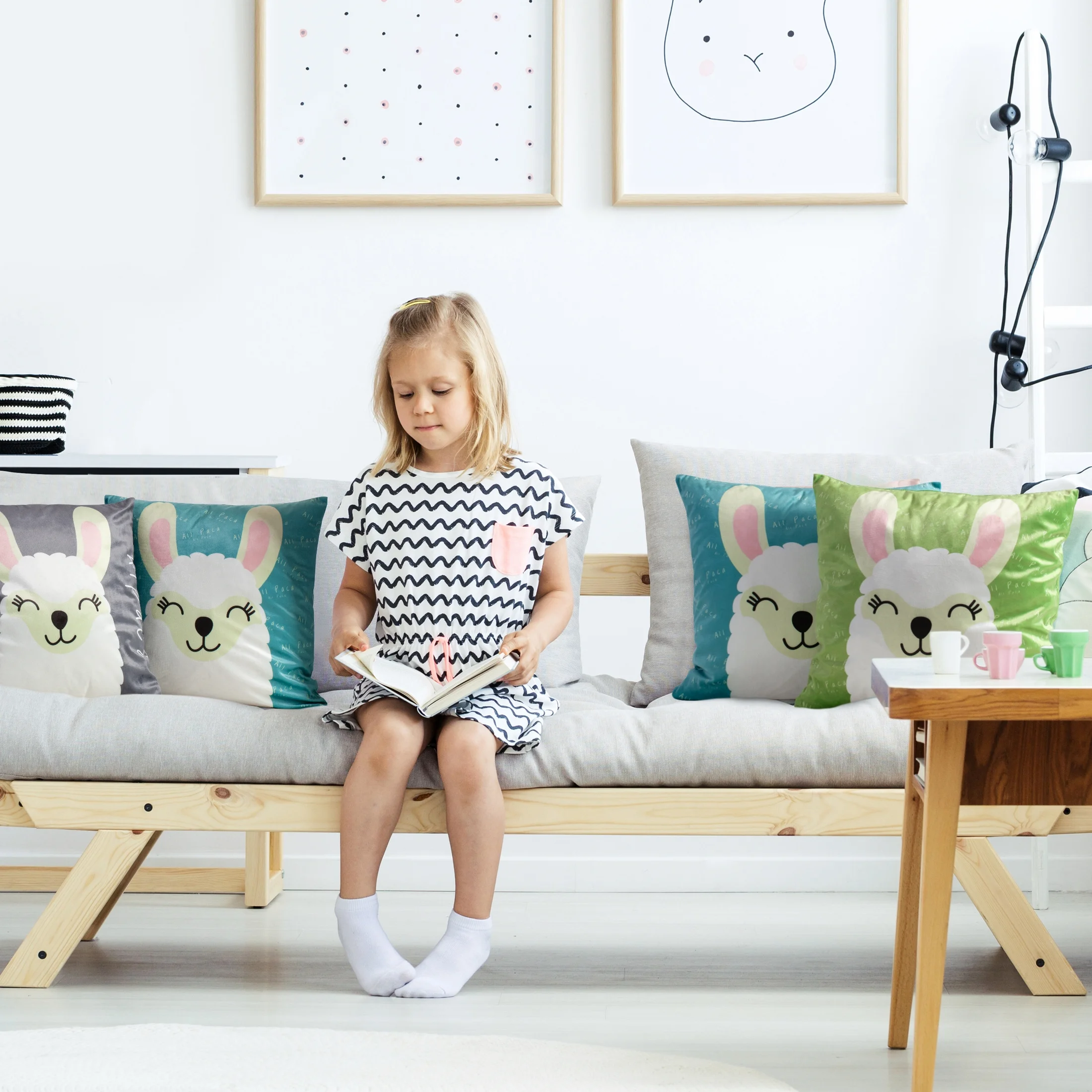 Poszewka na poduszkę 45x45 cm welwetowa, zielono biała z motywem lamy KIDS 2 DESIGN 91