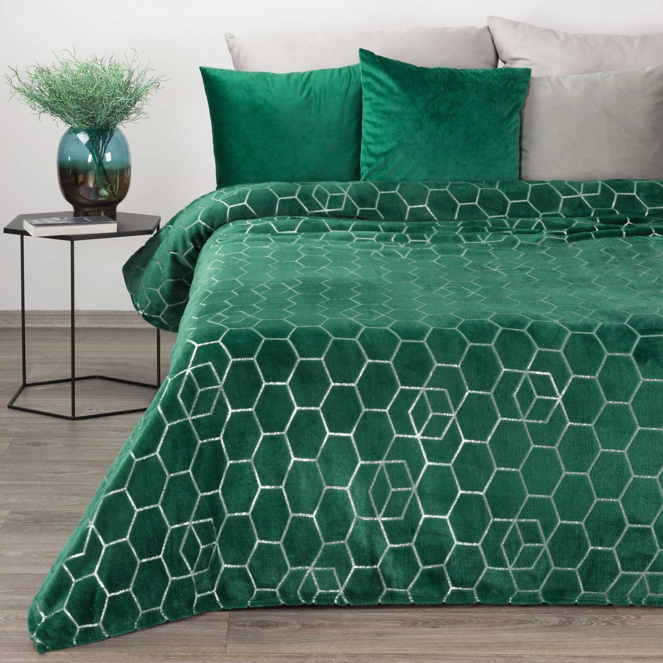 Koc 150x200 cm ciemnozielony z geometrycznym nadrukiem MALIBU