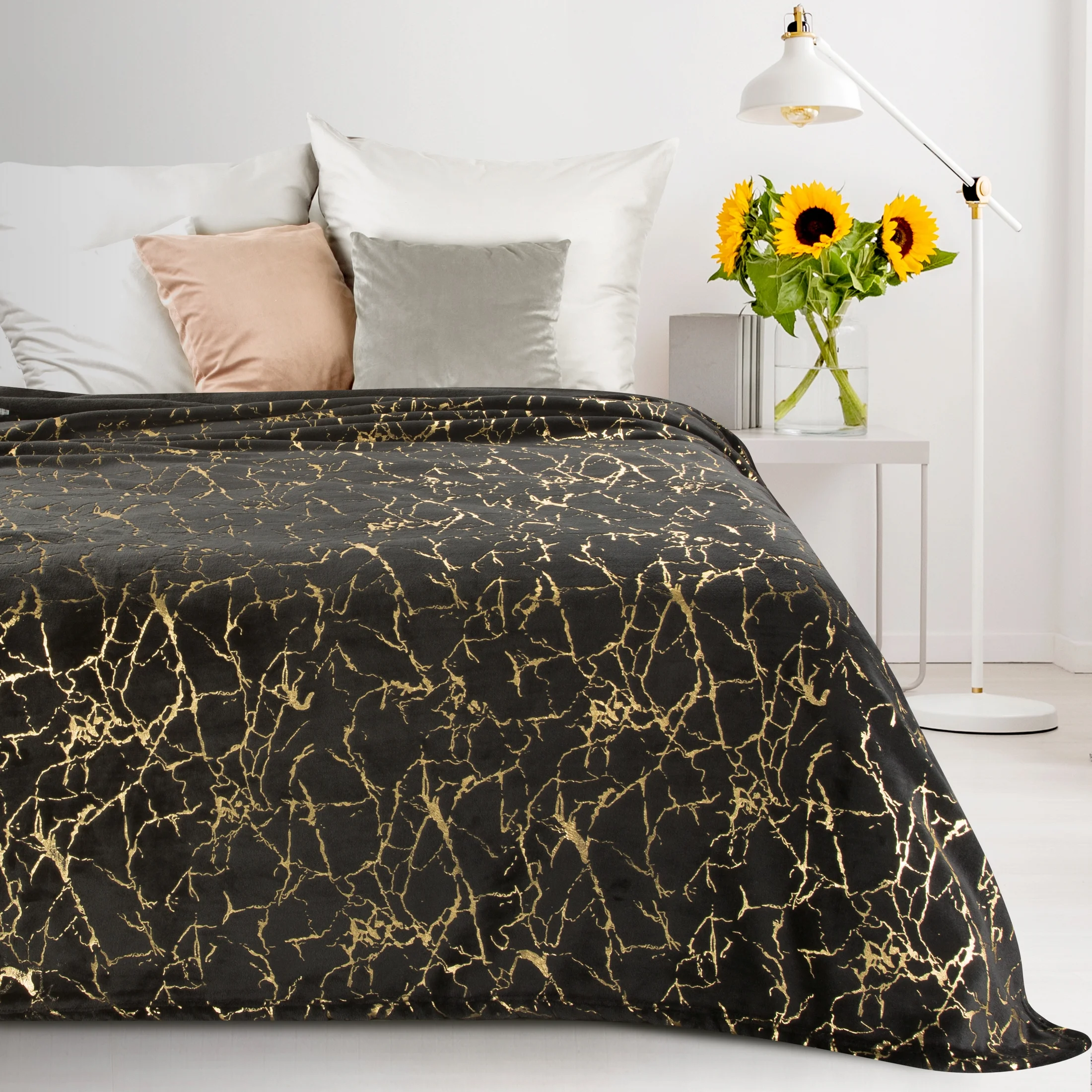 Koc 150x200 cm czarno, złoty z błyszczącym nadrukiem marmurku GLAMO Design 91