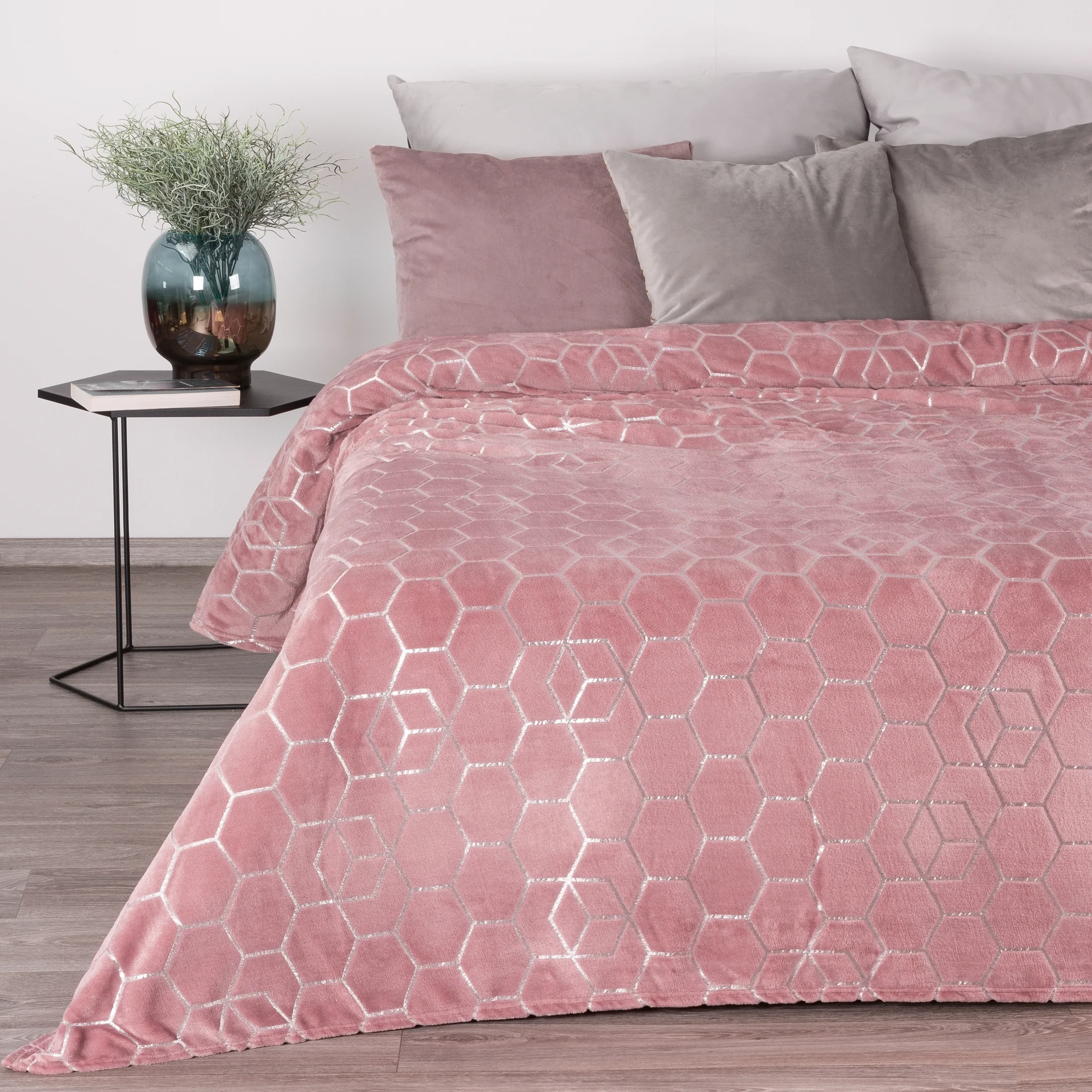 Koc 150x200 cm różowy z geometrycznym nadrukiem MALIBU