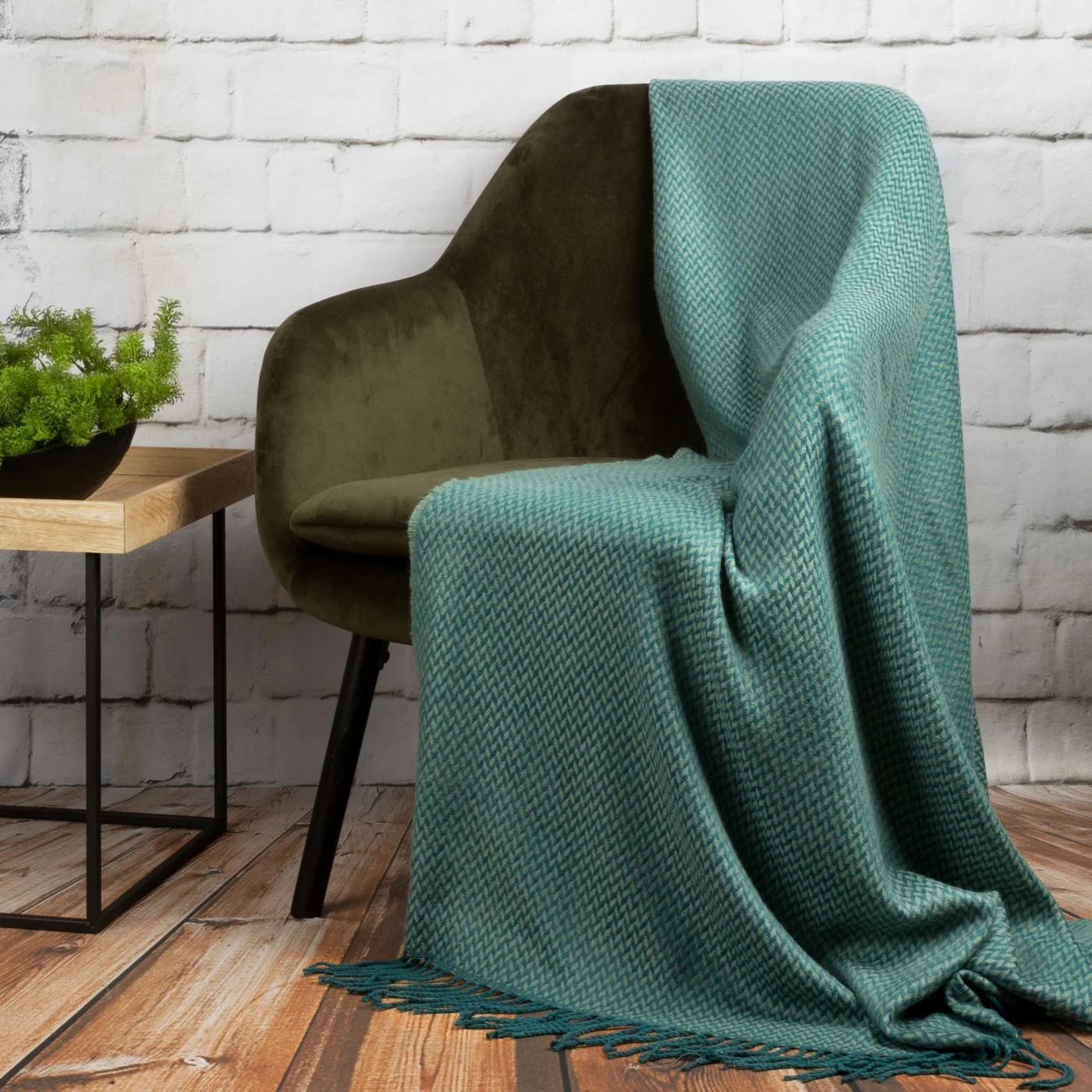 Koc akrylowy 130x170 cm miętowo, turkusowy jedwabisty w dotyku z drobnym strukturalnym wzorem i frędzlami AKRYL 3 Eurofirany Premium