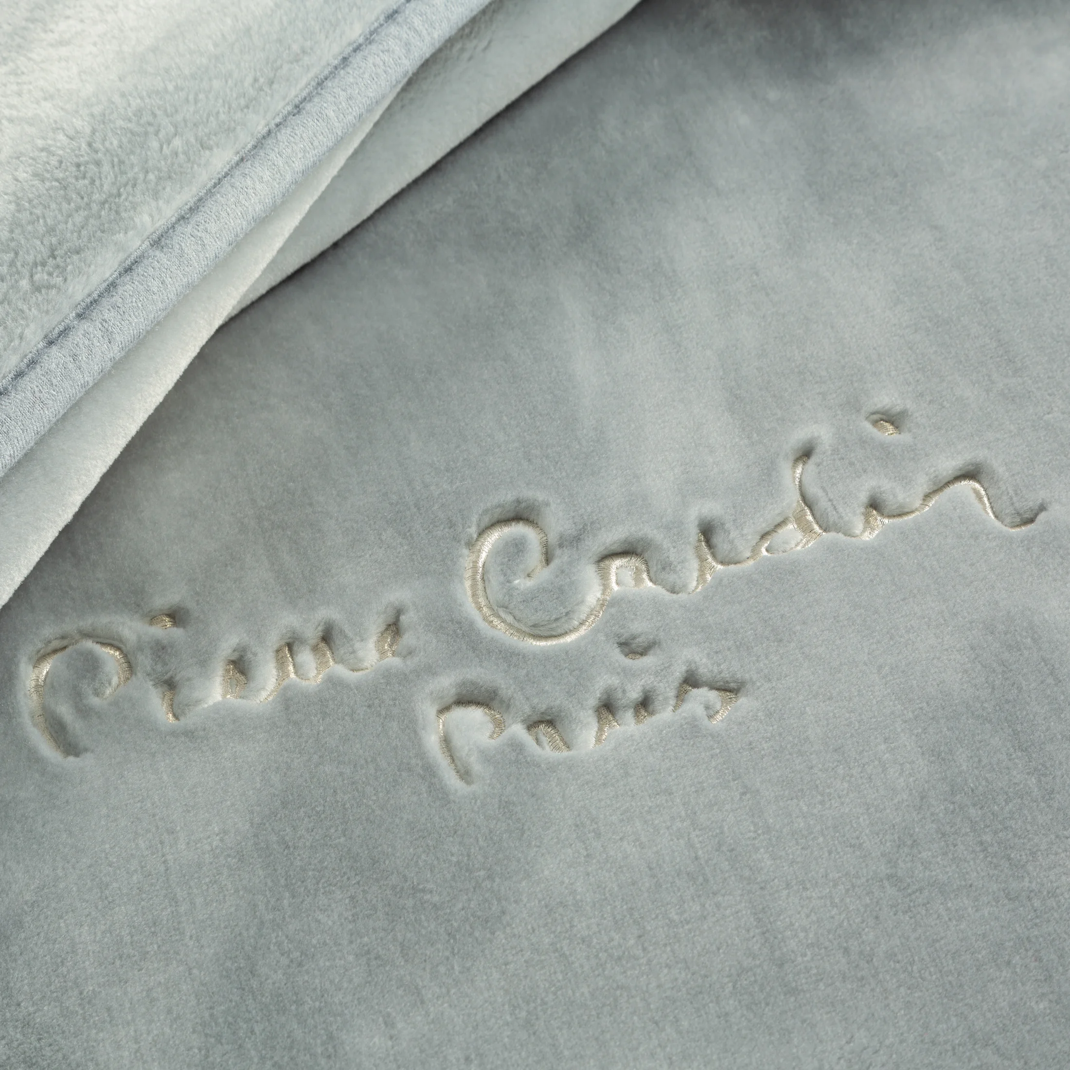 Koc 220x240 cm srebrny o wysokiej gramaturze z haftowanym logo CLARA Pierre Cardin