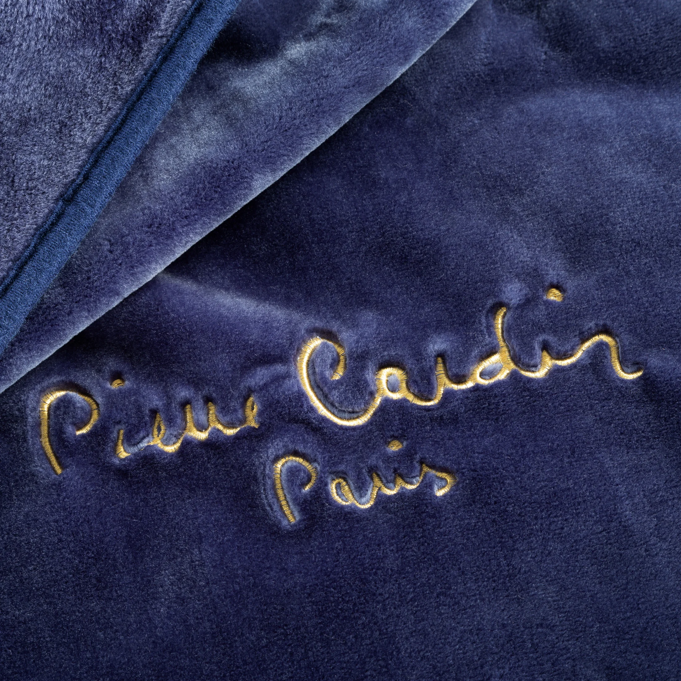Koc 220x240 cm granatowy o wysokiej gramaturze z haftowanym logo CLARA Pierre Cardin