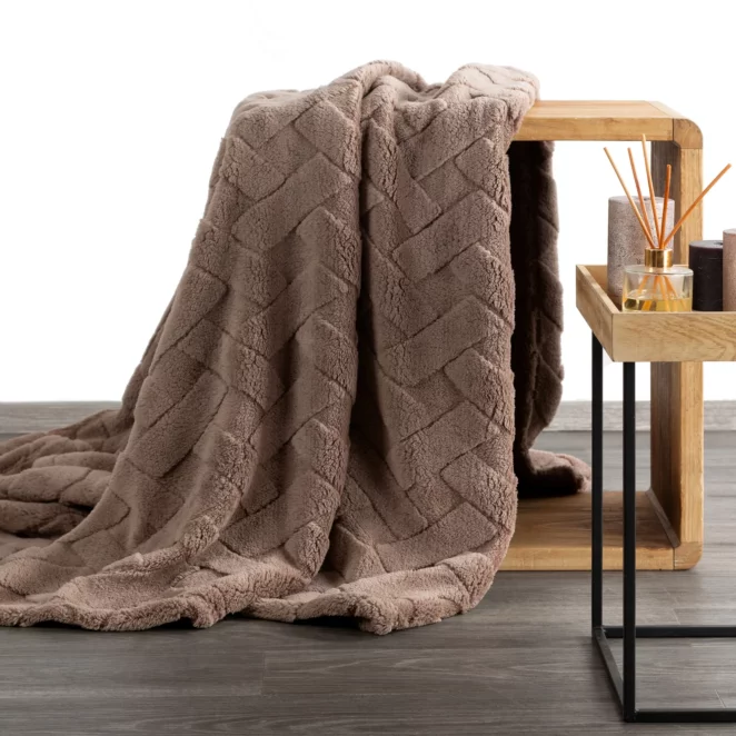 Koc flano 150x200 cm ciemnobeżowy zdobiony wytłaczanym wzorem CARO Design 91