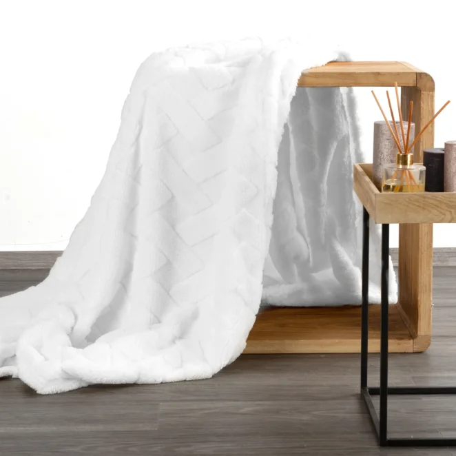 Koc flano 170x210 cm biały zdobiony wytłaczanym wzorem CARO Design 91