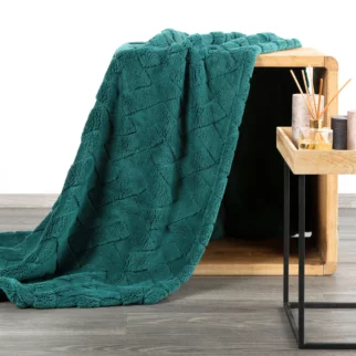 Koc flano 170x210 cm ciemnozielony zdobiony wytłaczanym wzorem CARO Design 91