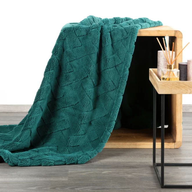 Koc flano 170x210 cm ciemnozielony zdobiony wytłaczanym wzorem CARO Design 91