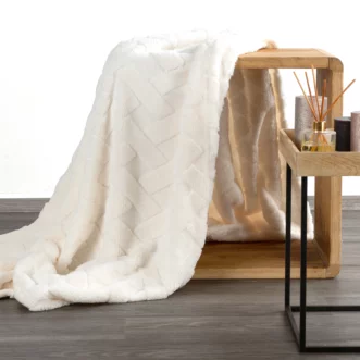Koc flano 170x210 cm kremowy zdobiony wytłaczanym wzorem CARO Design 91