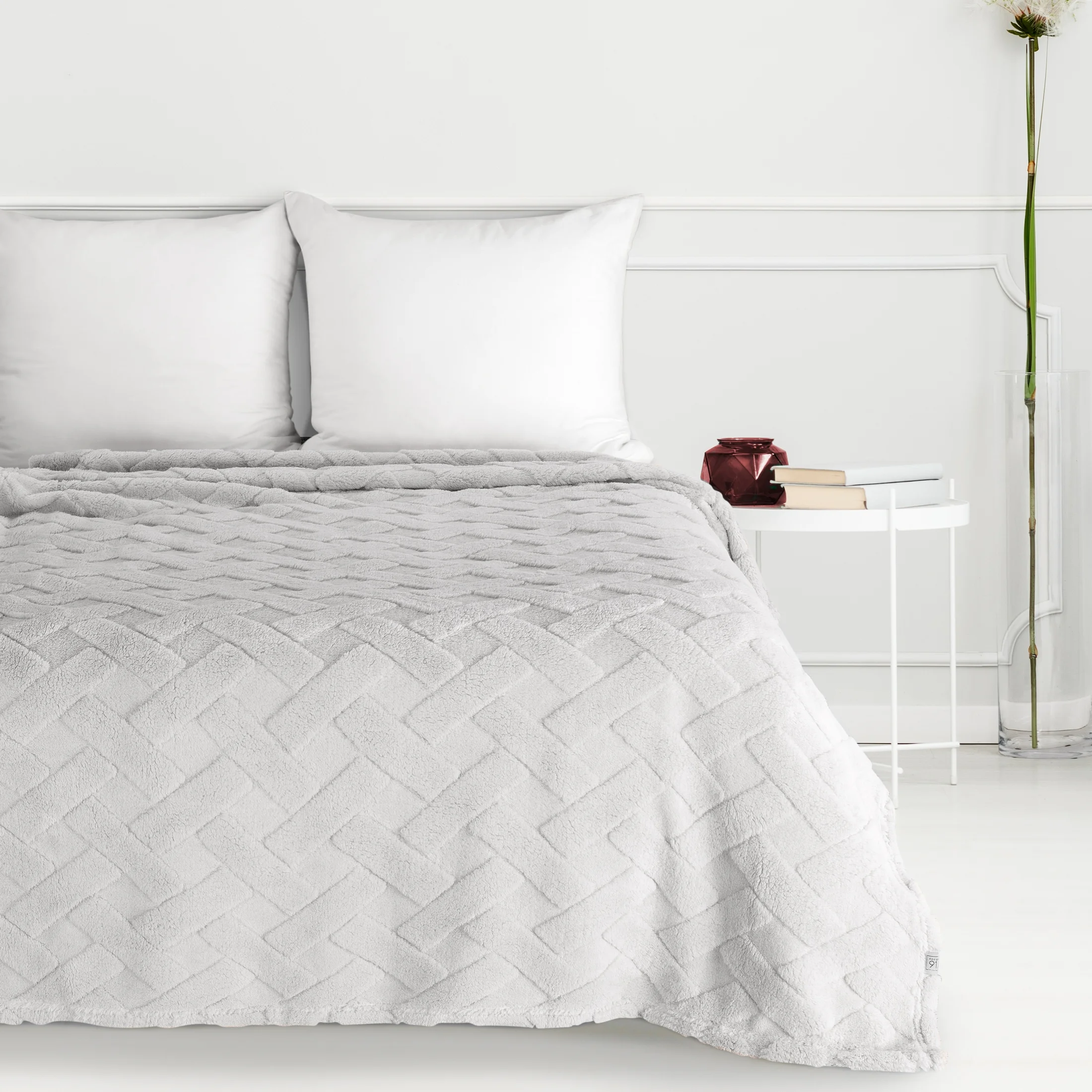 Koc flano 170x210 cm srebrny zdobiony wytłaczanym wzorem CARO Design 91