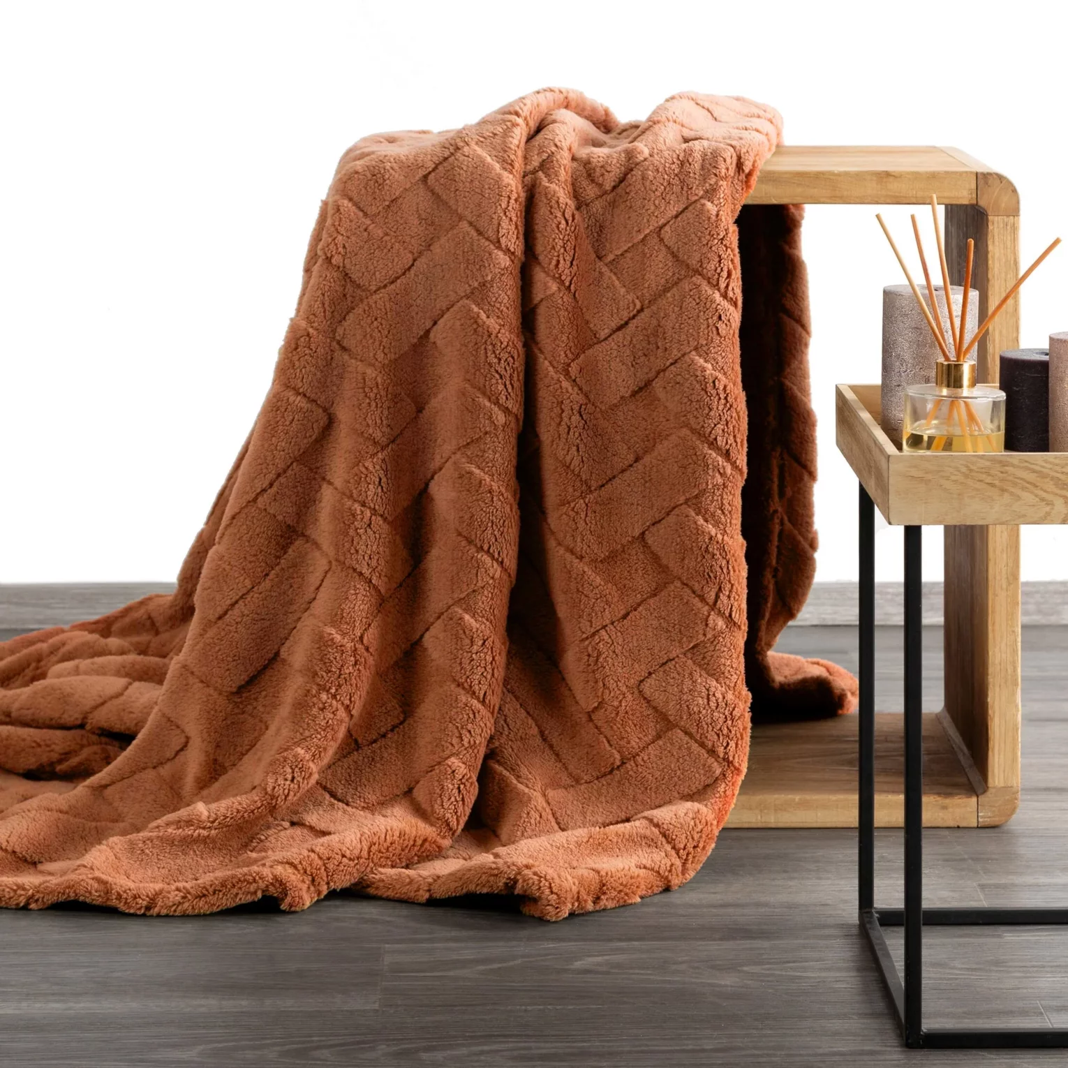 Koc flano 200x220 cm ceglasty zdobiony wytłaczanym wzorem CARO Design 91