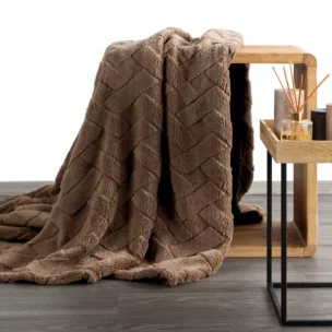 Koc flano 200x220 cm ciemnobrązowy zdobiony wytłaczanym wzorem CARO Design 91
