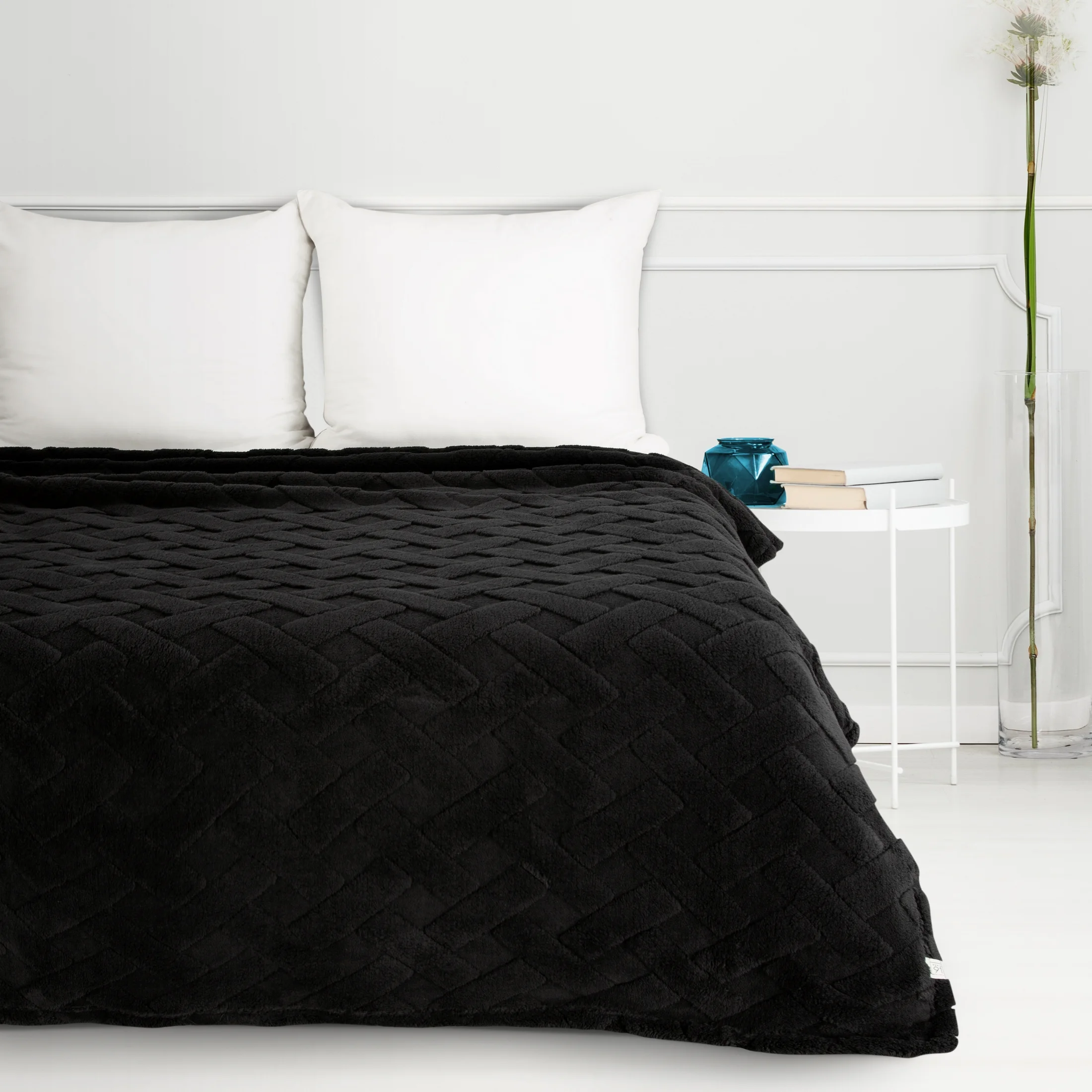 Koc flano 200x220 cm czarny zdobiony wytłaczanym wzorem CARO Design 91