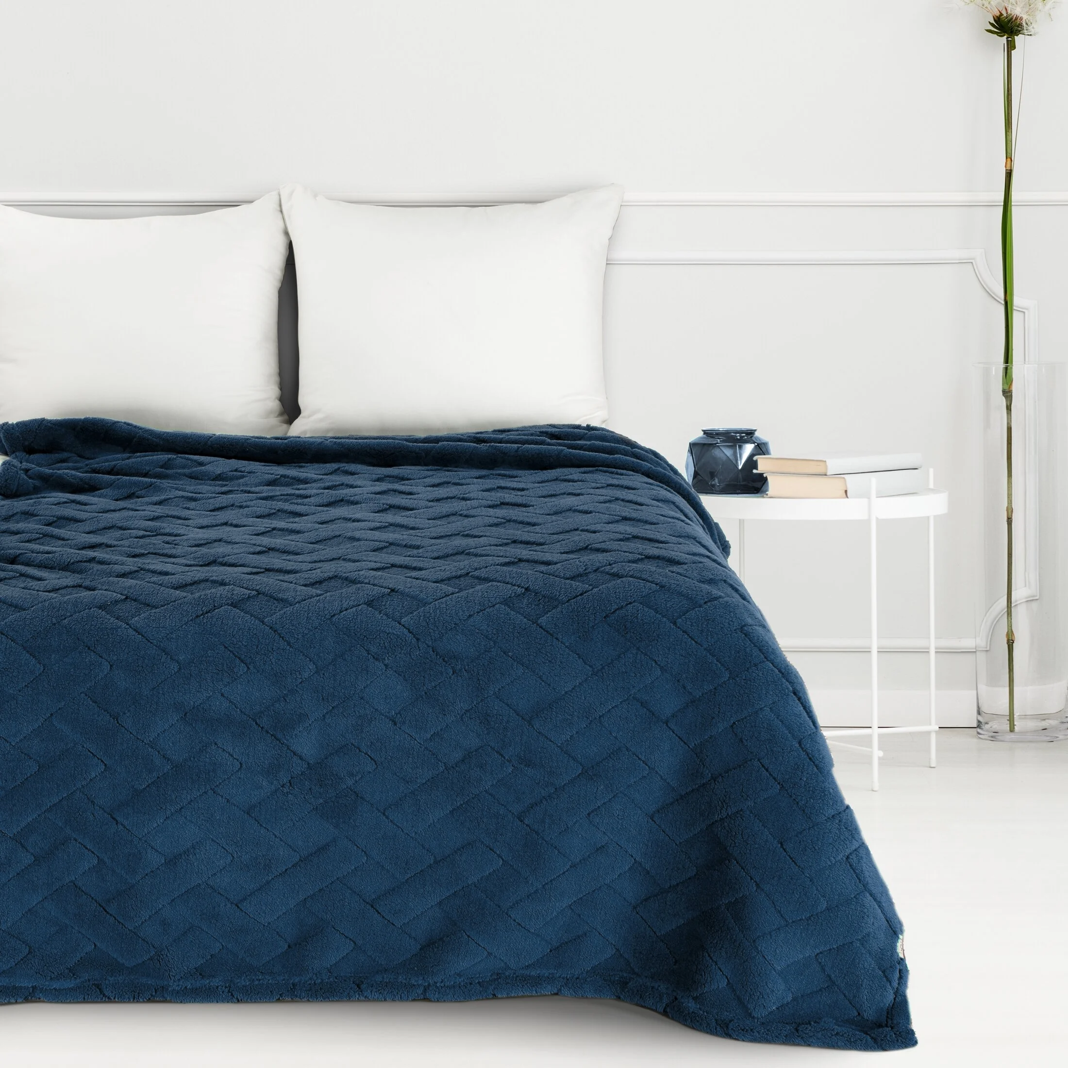 Koc flano 200x220 cm granatowy zdobiony wytłaczanym wzorem CARO Design 91