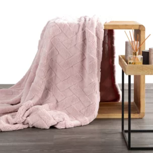Koc flano 200x220 cm pudrowo różowy zdobiony wytłaczanym wzorem CARO Design 91