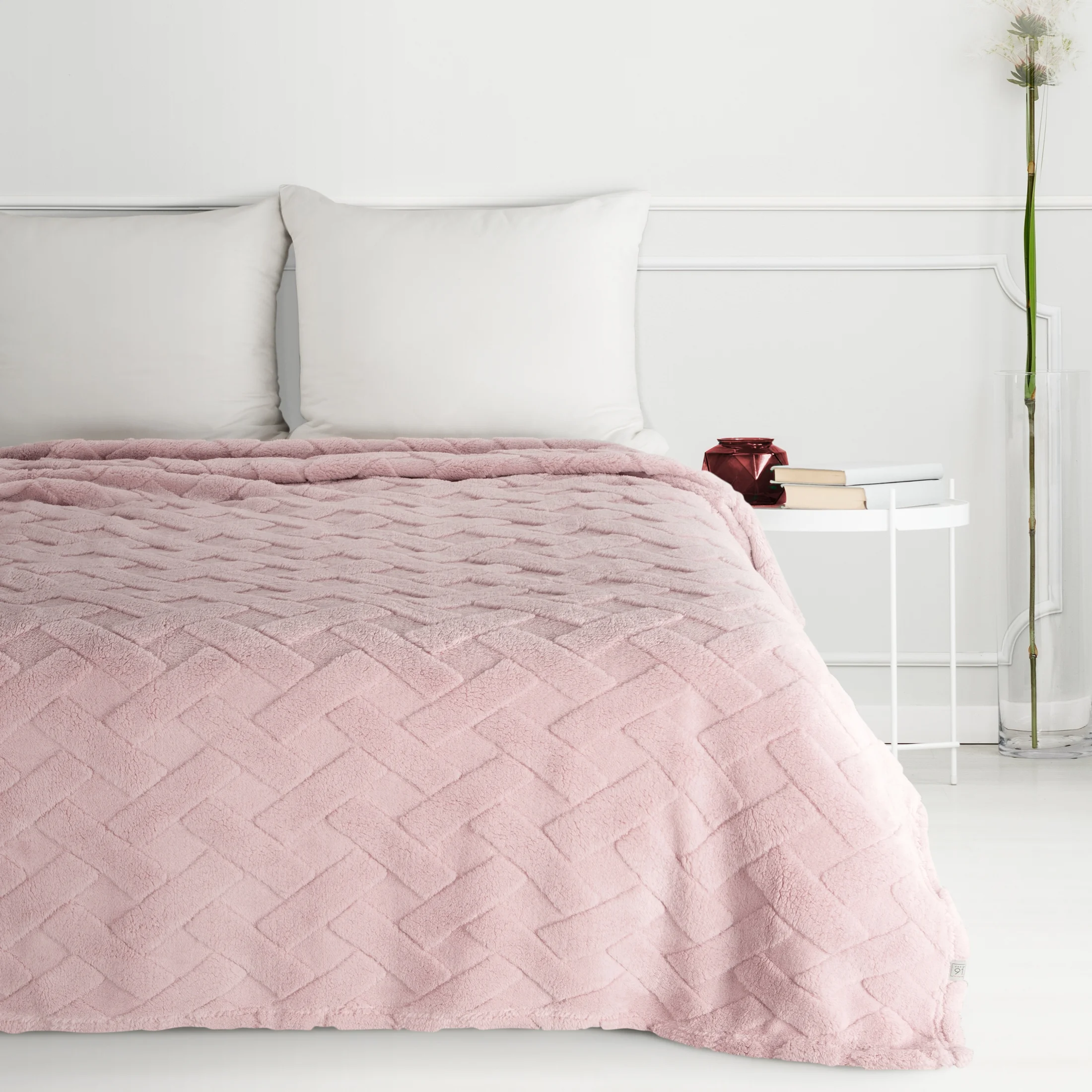 Koc flano 200x220 cm pudrowo różowy zdobiony wytłaczanym wzorem CARO Design 91