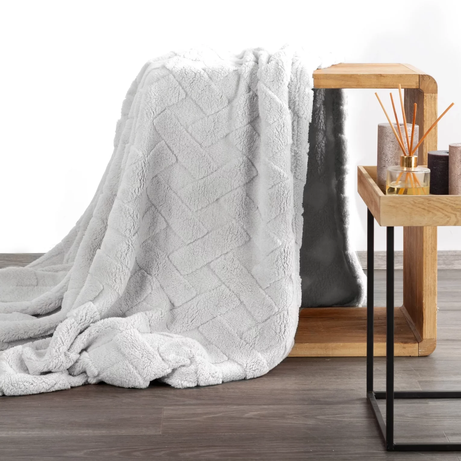 Koc flano 200x220 cm srebrny zdobiony wytłaczanym wzorem CARO Design 91