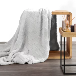 Koc flano 200x220 cm srebrny zdobiony wytłaczanym wzorem CARO Design 91