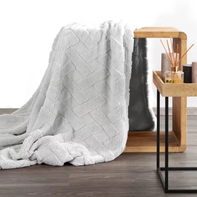 Koc flano 200x220 cm srebrny zdobiony wytłaczanym wzorem CARO Design 91