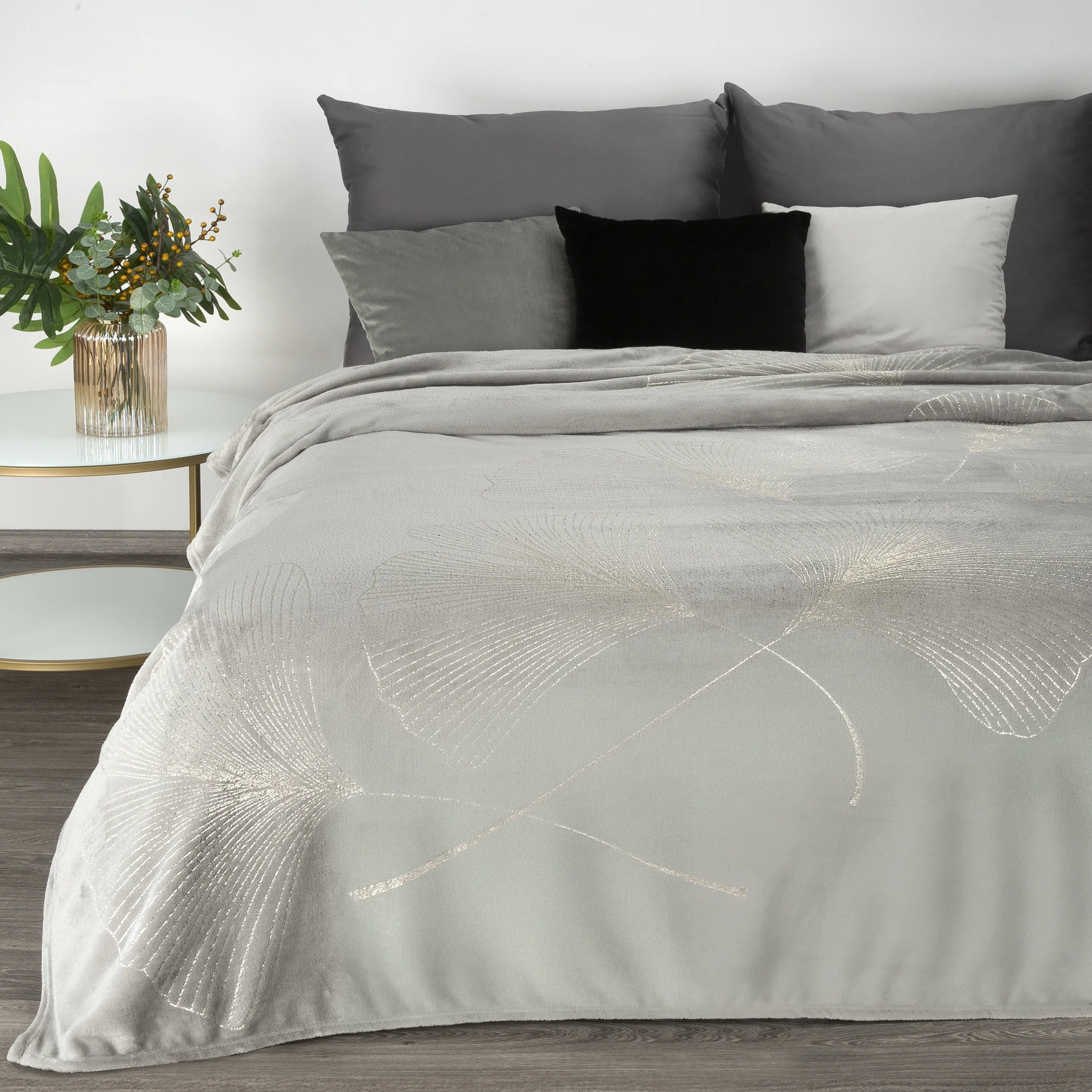 Koc flano 150x200 cm srebrny z błyszczącym nadrukiem z motywem liści miłorzębu GINKO1 Eurofirany Premium