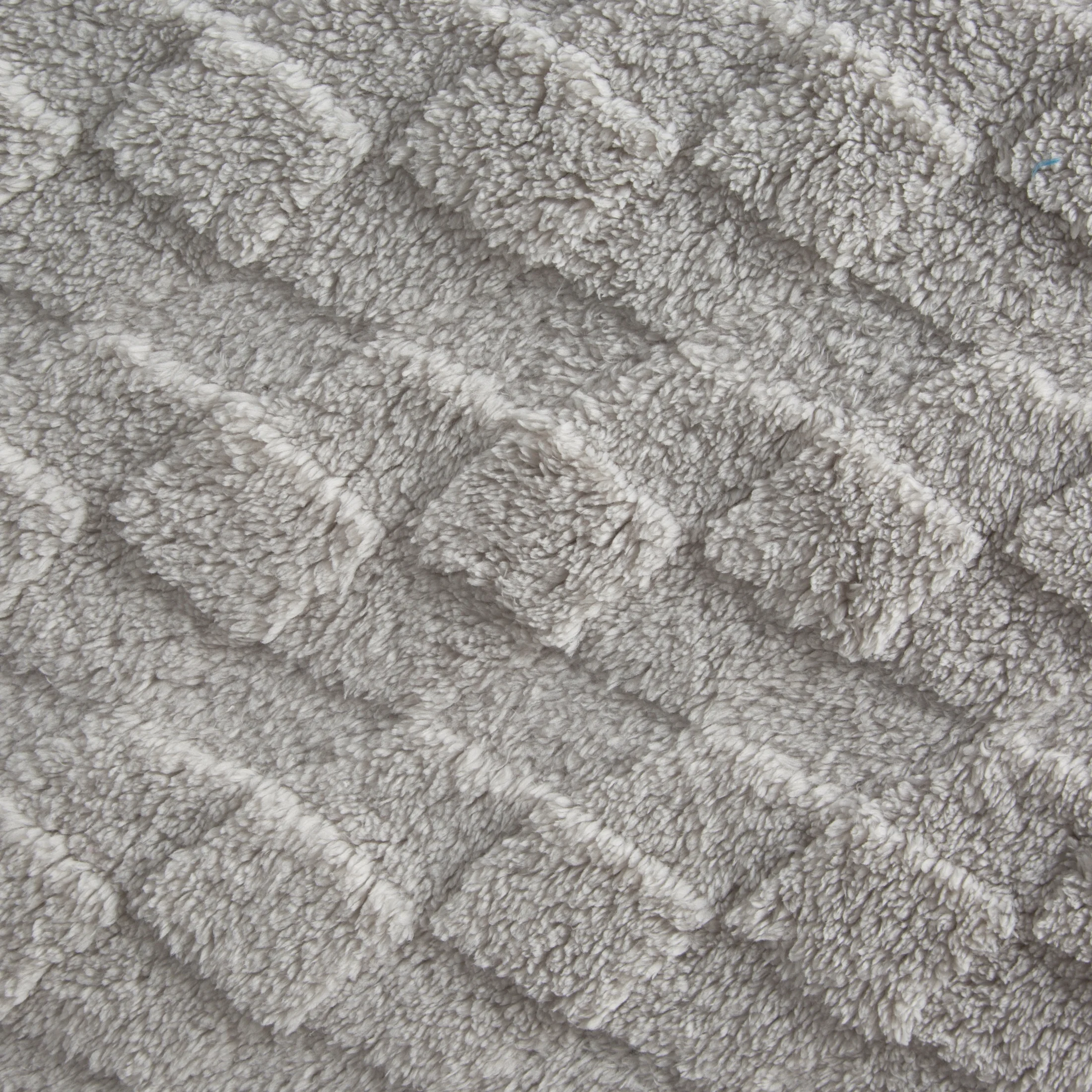 Koc-narzuta na fotel flano 70x160 cm srebrny zdobiony wytłaczanym 3D wzorem NANCY design 91