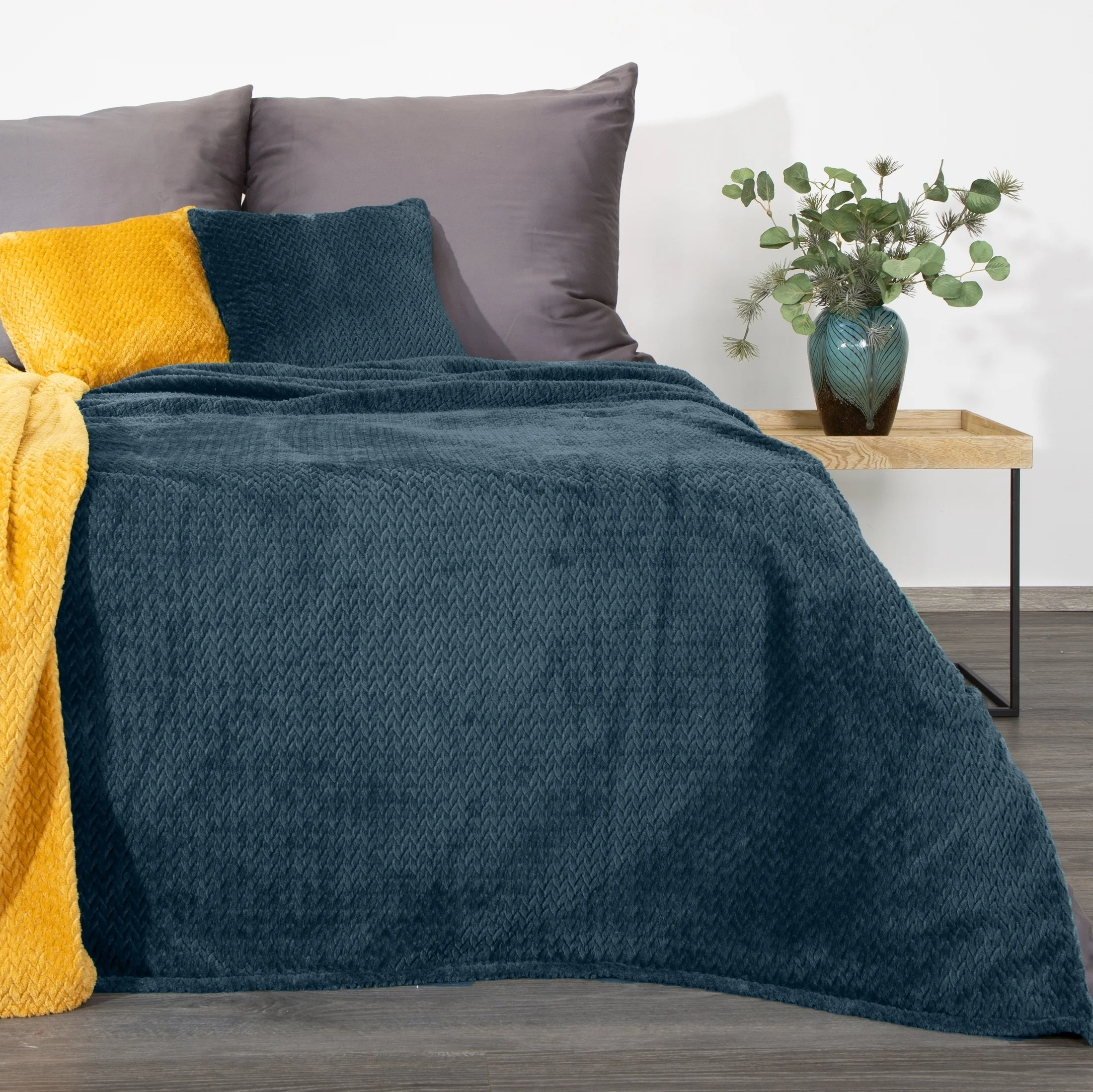 Koc 200x220 cm niebieski miękki w dotyku z wytłaczanym wzorem CINDY 3 Design 91