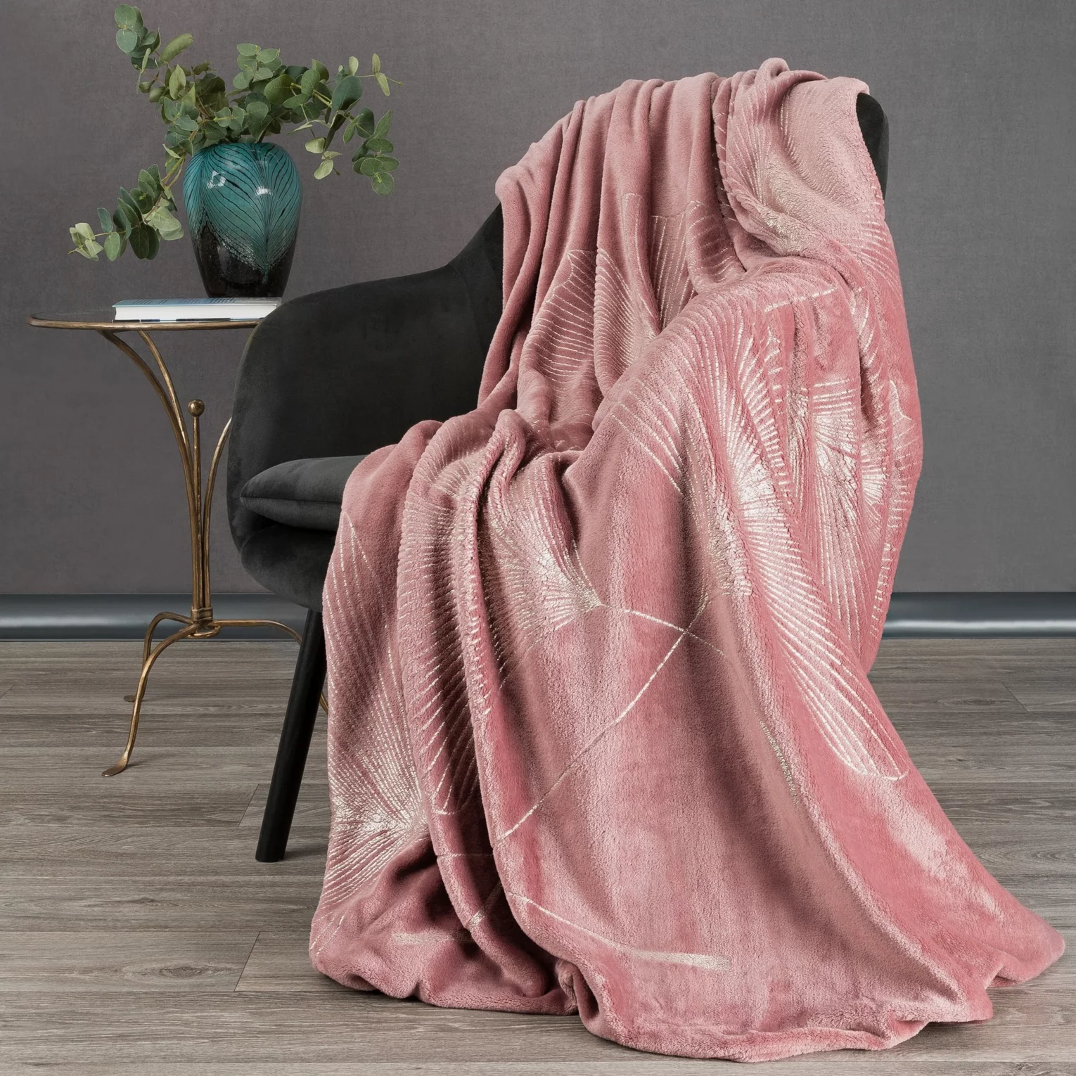 Koc flano 150x200 cm różowy z błyszczącym nadrukiem z motywem liści miłorzębu GINKO1 Eurofirany Premium