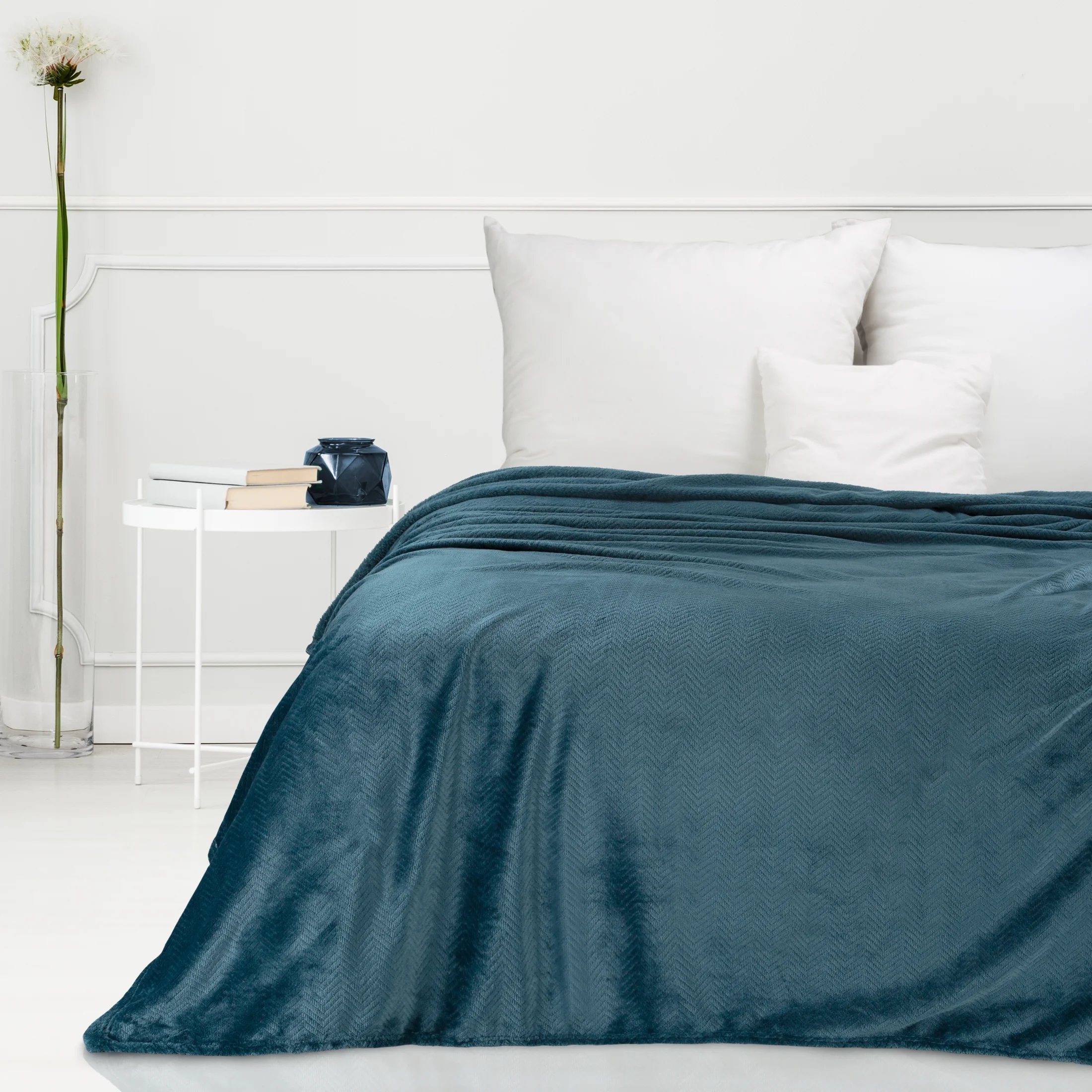 Koc 150x200 cm granatowy miękki w dotyku z wytłaczanym wzorem jodełki CINDY 5 Design 91