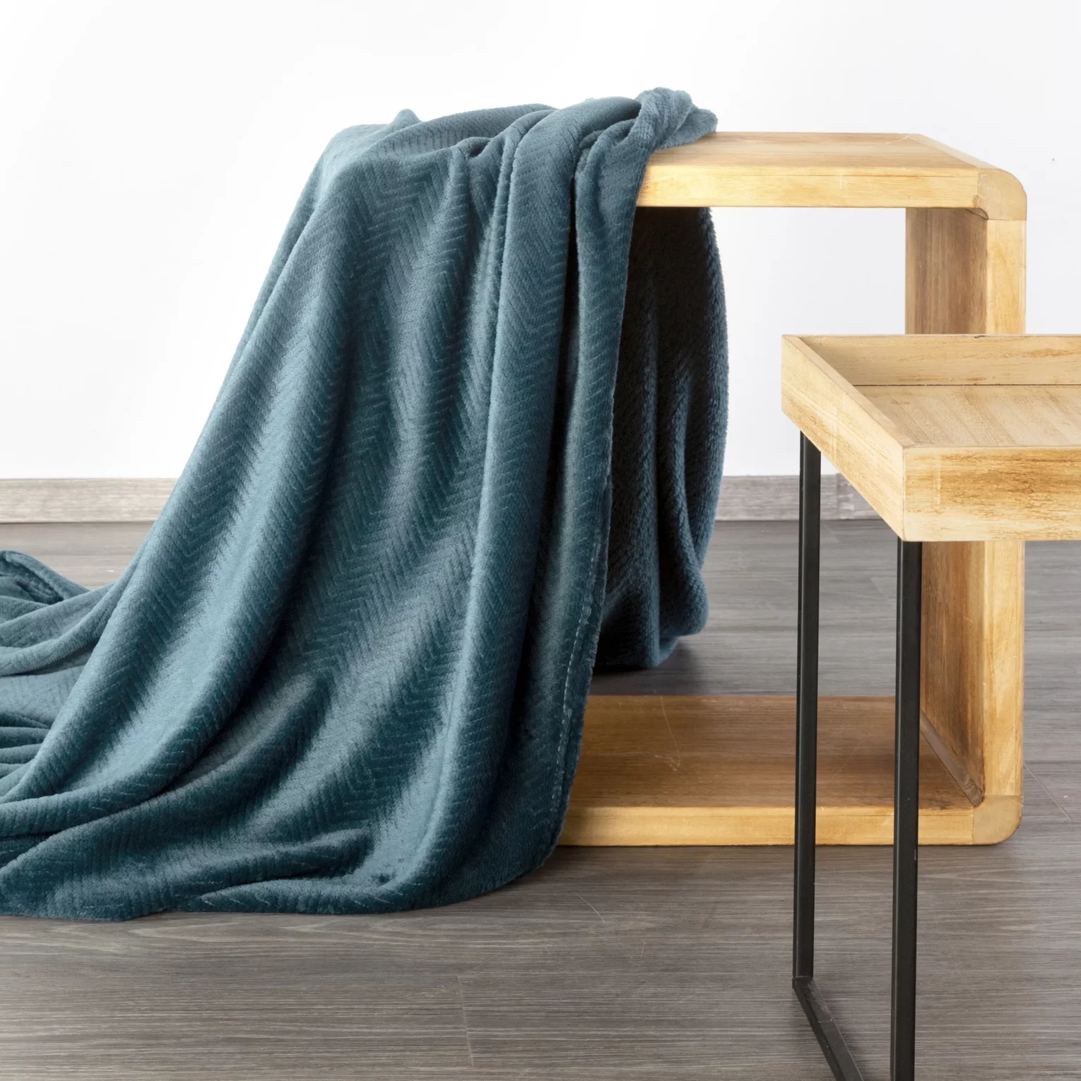 Koc 150x200 cm granatowy miękki w dotyku z wytłaczanym wzorem jodełki CINDY 5 Design 91
