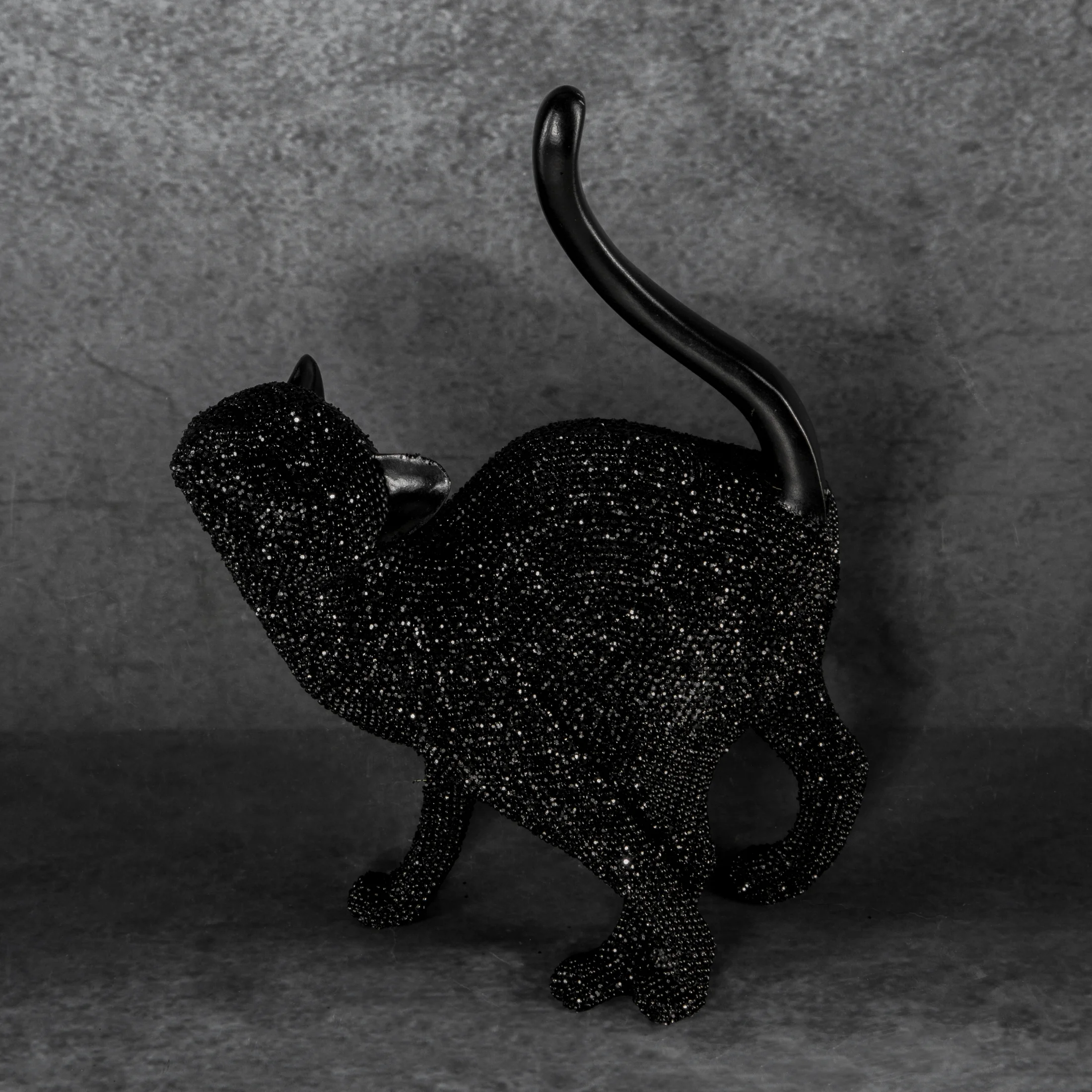 Figurka czarna kot o drobnym strukturalnym wzorze 17x8x25 cm ELDO