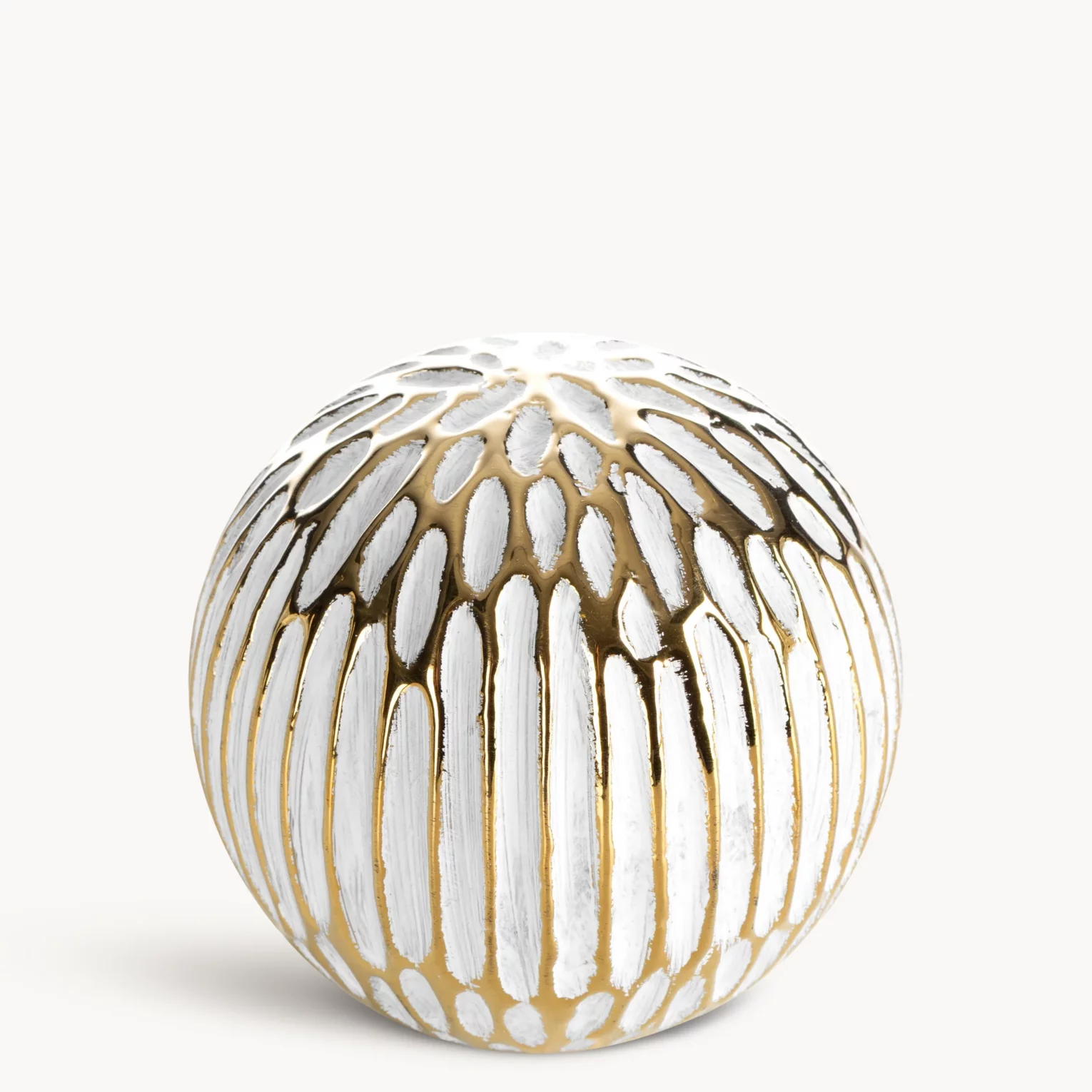 Kula ceramiczna biało, złota o ozdobnej fakturze 9x9 cm ANDREA