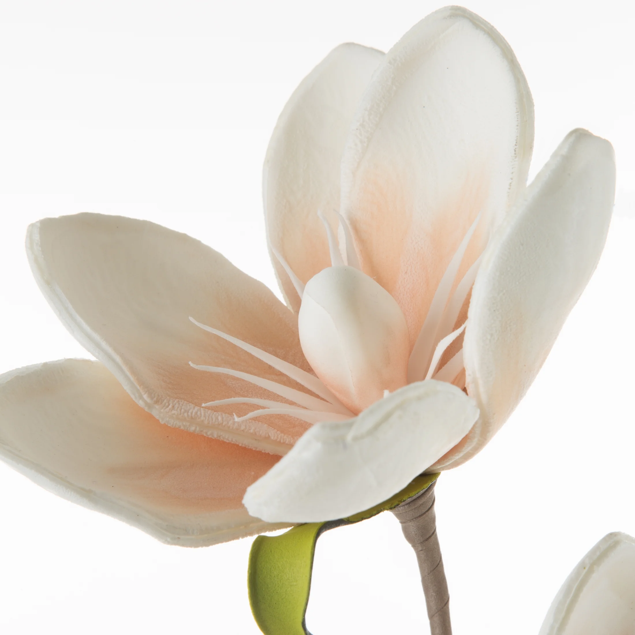 Kwiat sztuczny magnolii jasnopomarańczowo, kremowy z pianki foamirian 70 cm