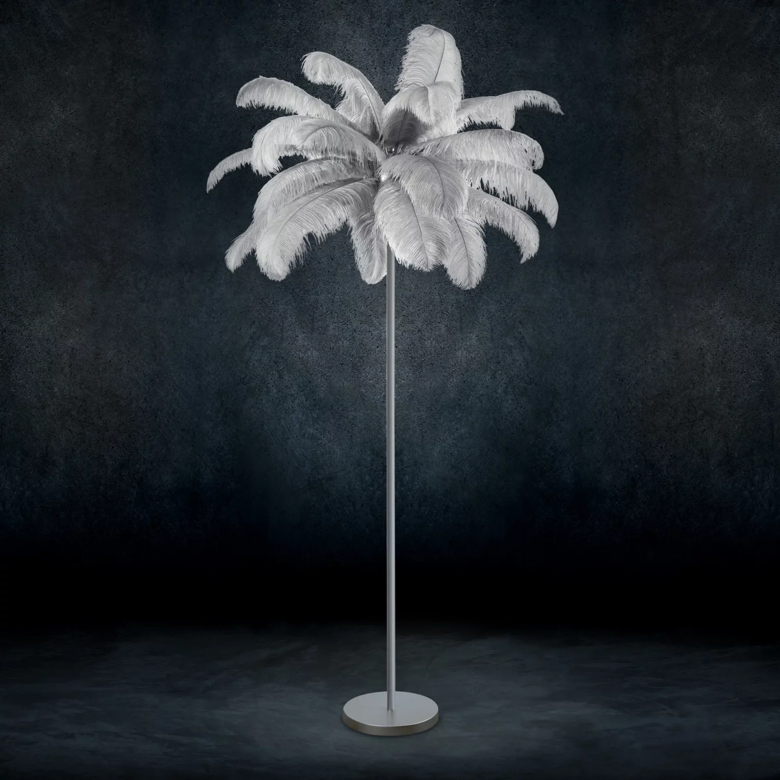 Lampa stojąca do salonu srebrna na metalowej podstawie z efektownym abażurem z naturalnych strusich piór 95 x 95 x 180 cm FERI