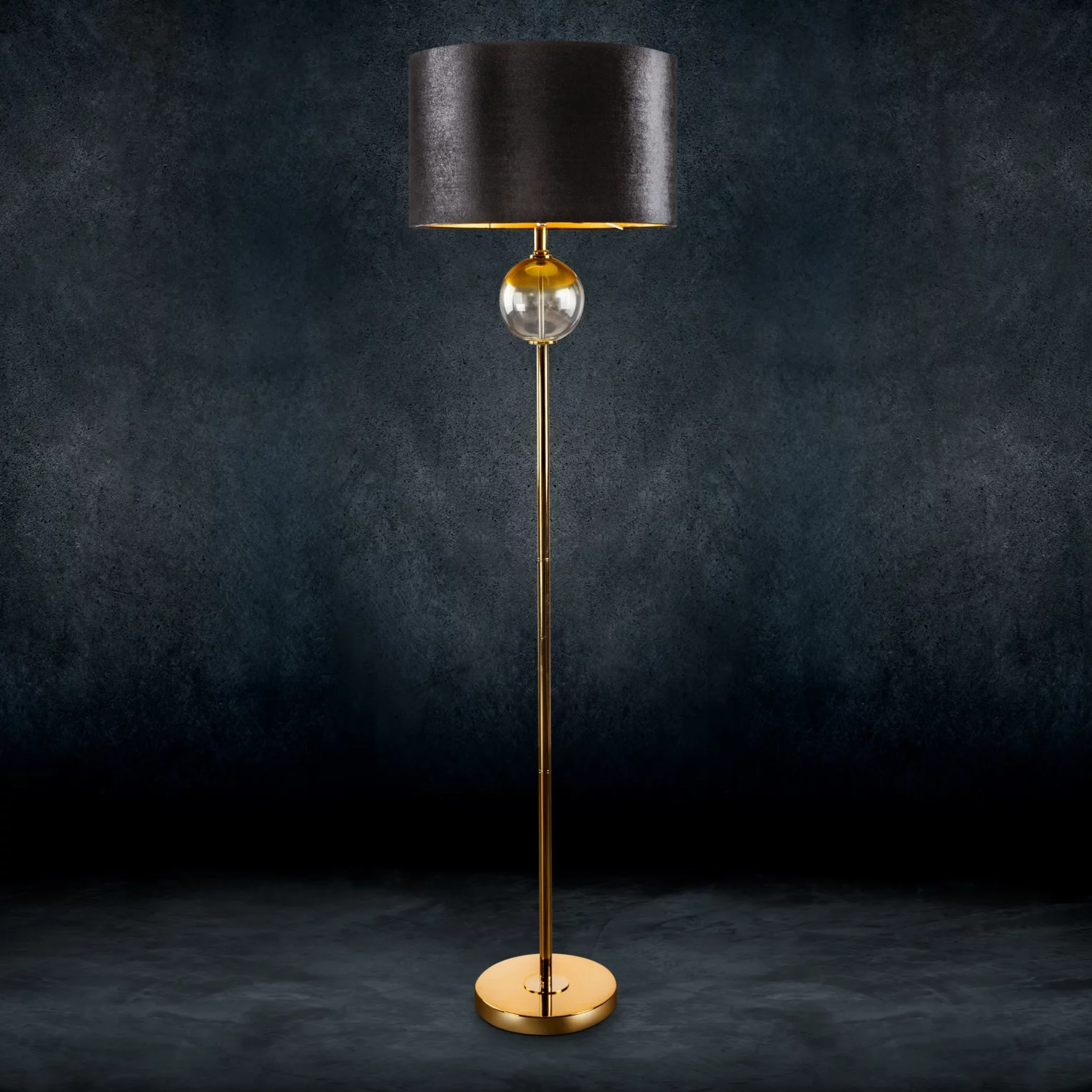 Lampa stojąca do salonu czarno, złota na podstawie łączącej szkło i metal z welwetowym abażurem 43 x 157 cm KAJA