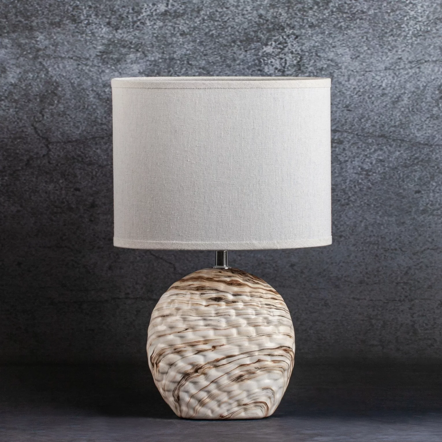 Lampa stołowa MARIA na  ceramicznej podstawie z wytłaczanym wzorem i abażurem z matowej tkaniny