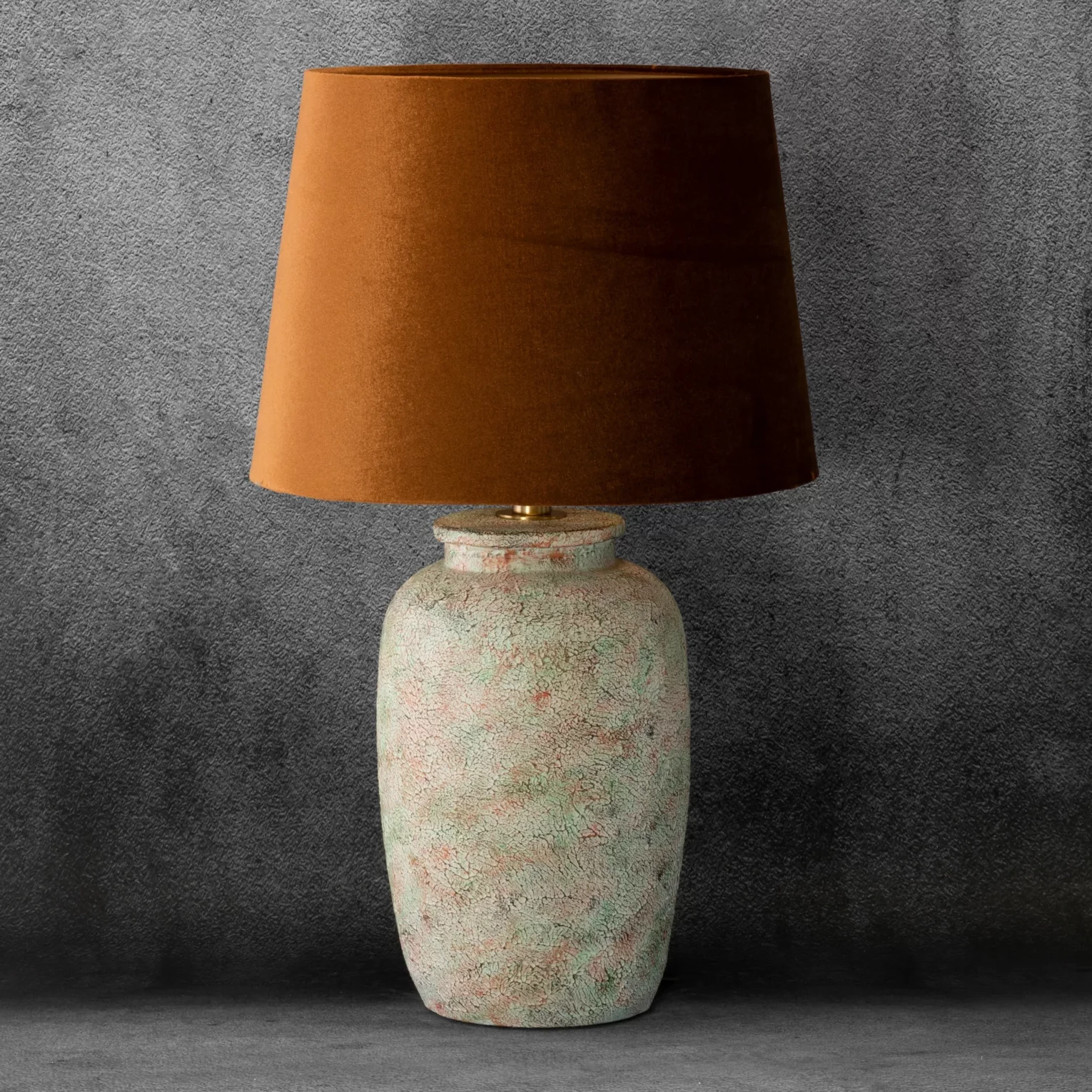 Lampa stołowa do pokoju rudo, kremowa STELA na podstawie z betonu z abażurem z lśniącego welwetu