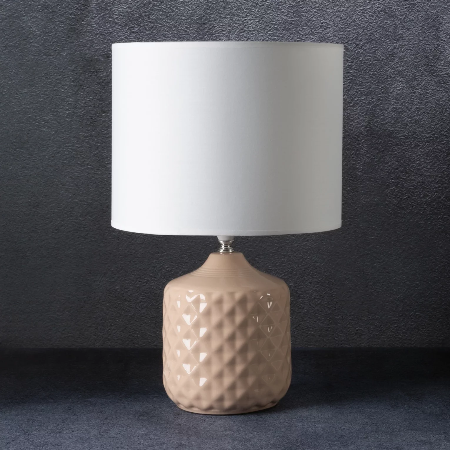 Lampka ceramiczna biało-beżowa zdobiona wytłaczanym wzorem średnica 28x44 cm KAYA