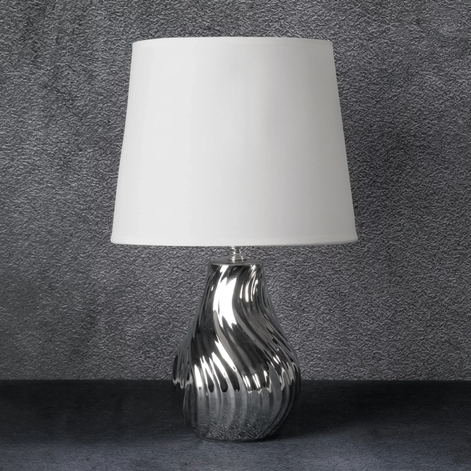 Lampka ceramiczna biało-srebrna  zdobiona wytłaczanym wzorem średnica 25x40 cm REINA