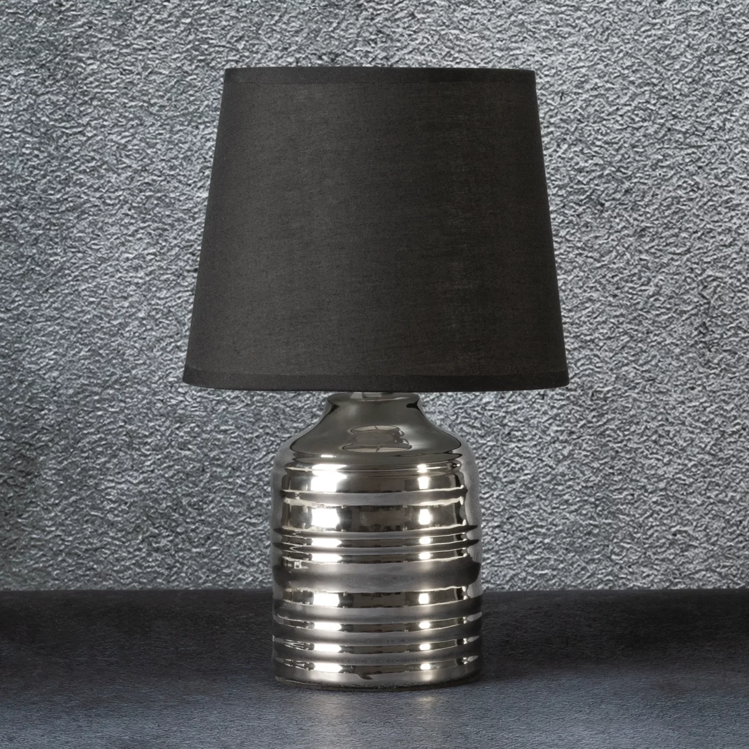 Lampka ceramiczna czarno-srebrna  zdobiona wytłaczanym wzorem średnica 18x28 cm AMELA