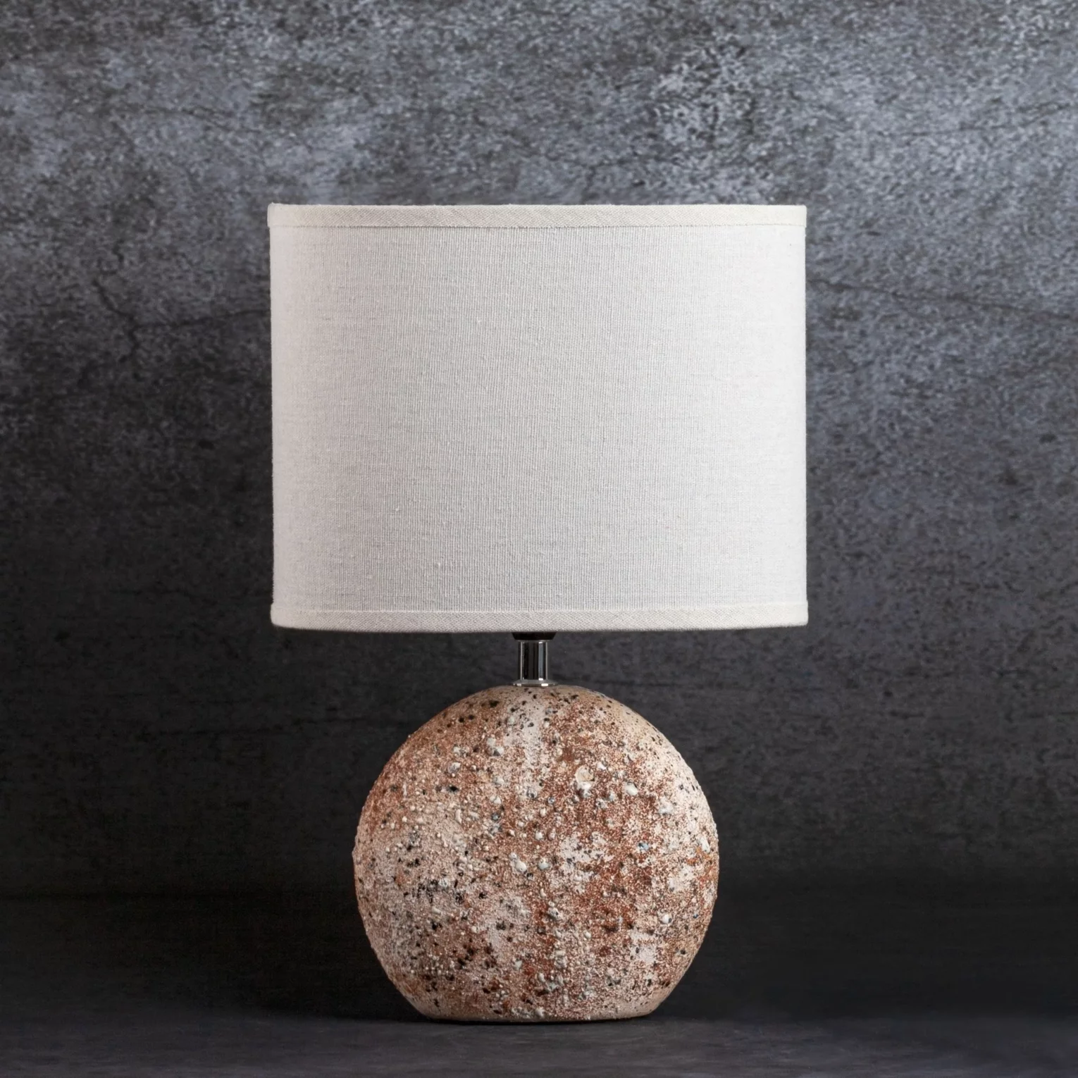 Lampka stołowa GASPAR na kulistej ceramicznej podstawie z abażurem z matowej tkaniny