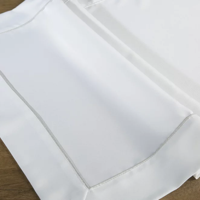 Bieżnik na stół biały 40x180 cm MADELE z delikatną srebrną wypustką